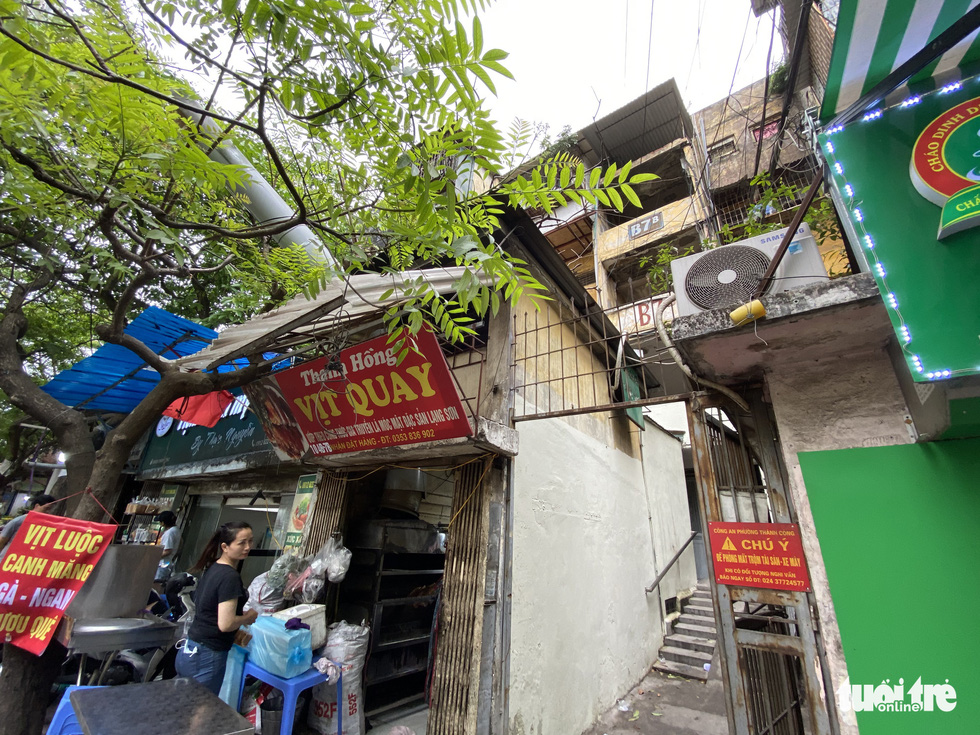 Shops at the ground level of a building in the Thanh Cong condominium area, Ba Dinh District. Old apartment buildings are the homes and livelihoods of many households. – Photo: Quang The / Tuoi Tre