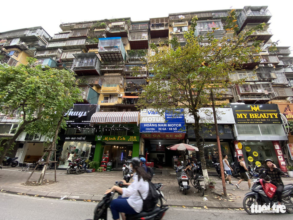 Enlarged apartments in Ba Dinh District’s Giang Vo condominium area from Tran Huy Lieu Street. – Photo: Quang The / Tuoi Tre
