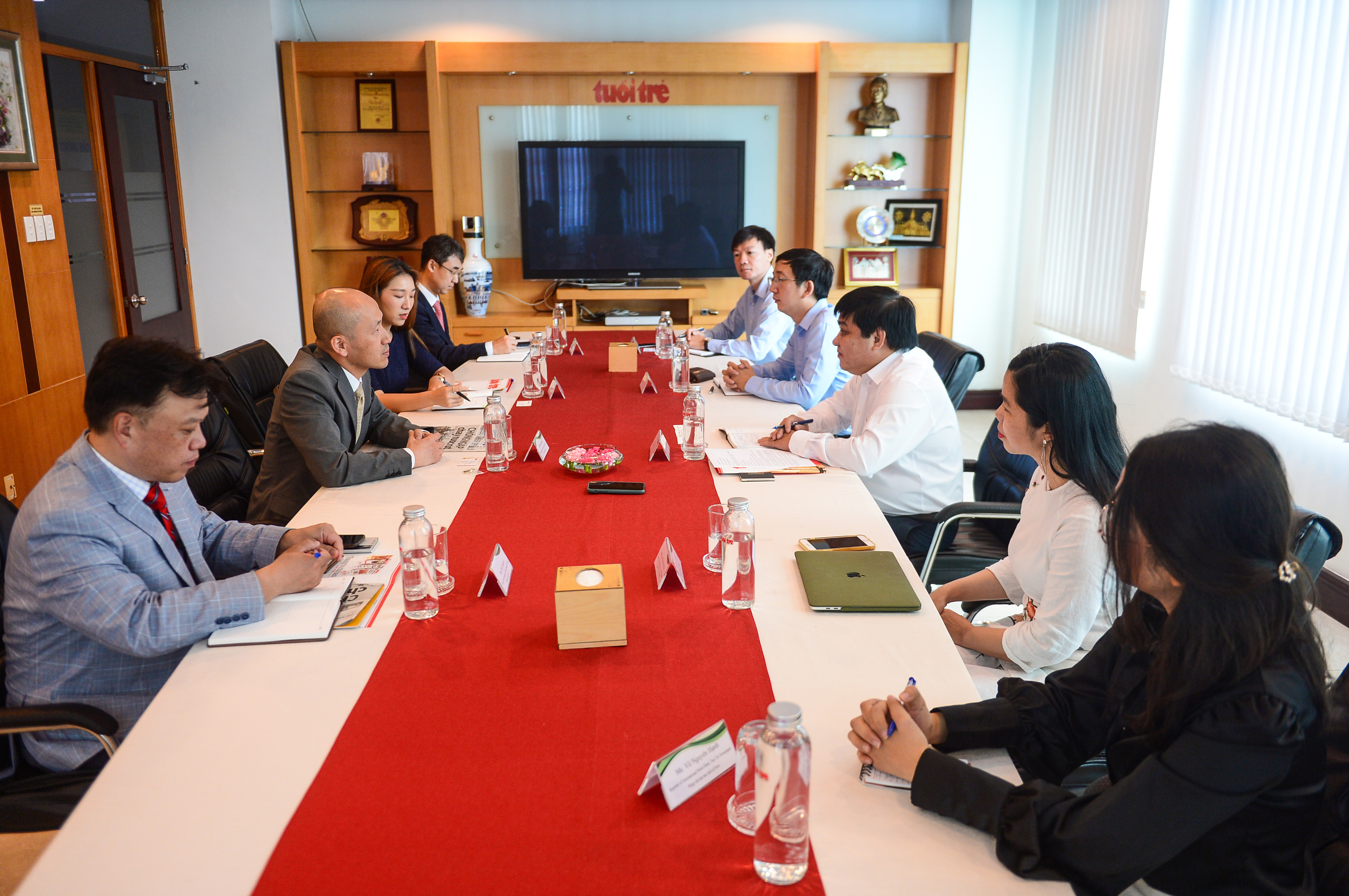 The delegation of South Korean Consulate in Ho Chi Minh City visits and works with Tuoi Tre newspaper April 15, 2021. Photo: Quang Dinh / Tuoi Tre