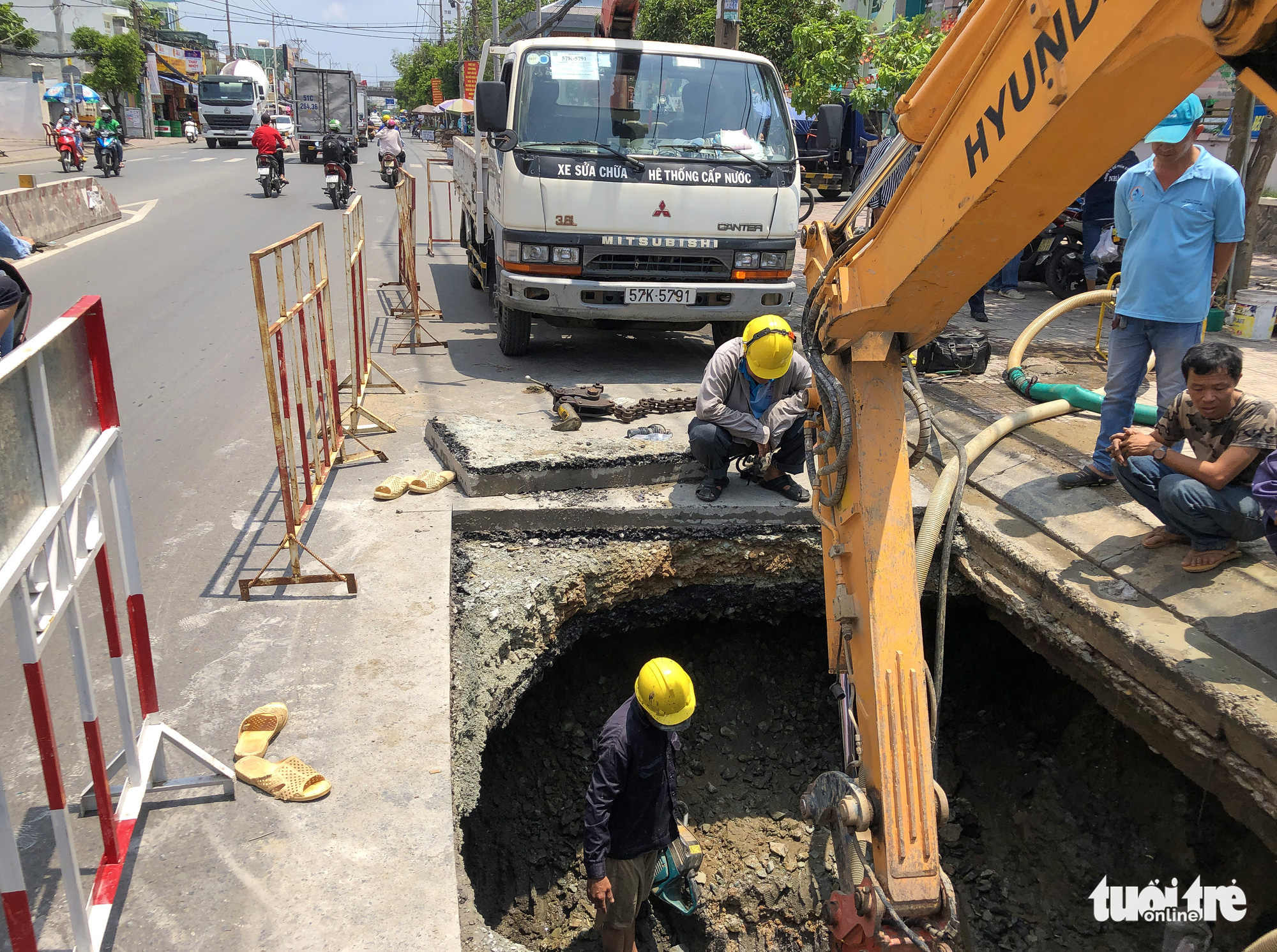 Dangerous sinkhole appears in Ho Chi Minh City | Tuoi Tre News