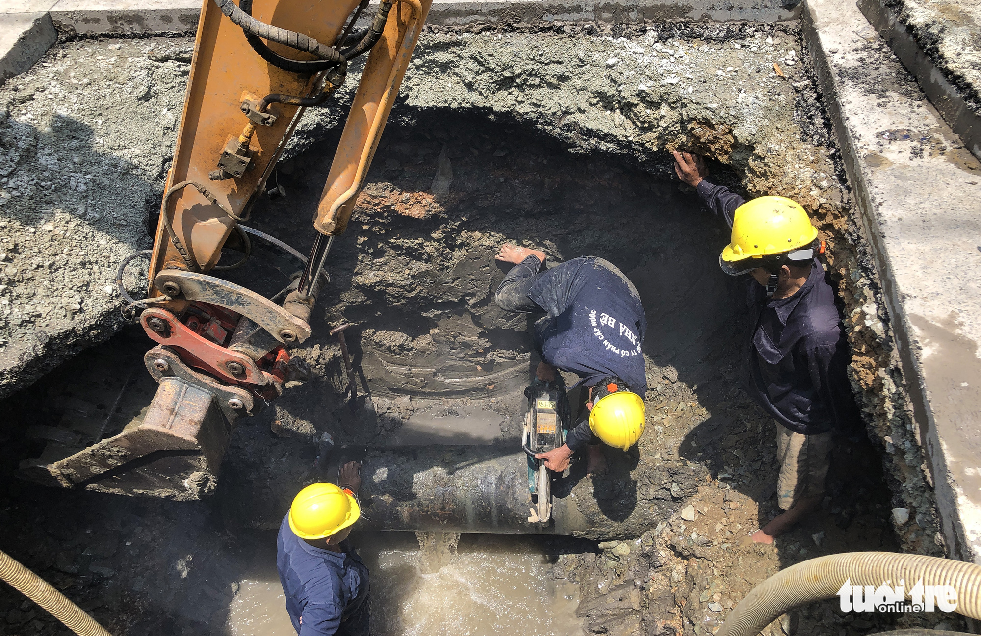 Workers fix a sinkhole on Huynh Tan Phat Street in District 7, Ho Chi Minh City, April 16, 2021. Photo: Chau Tuan / Tuoi Tre