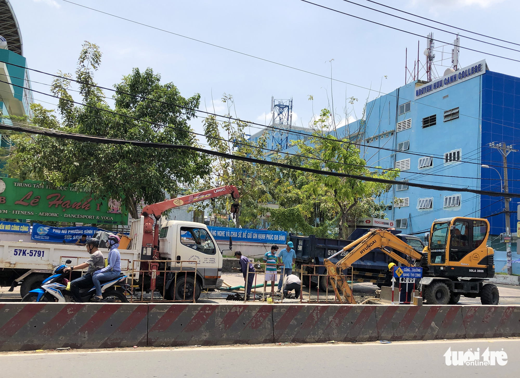 Workers and vehicles work at the site of a sinkhole on Huynh Tan Phat Street in District 7, Ho Chi Minh City, April 16, 2021. Photo: Chau Tuan / Tuoi Tre