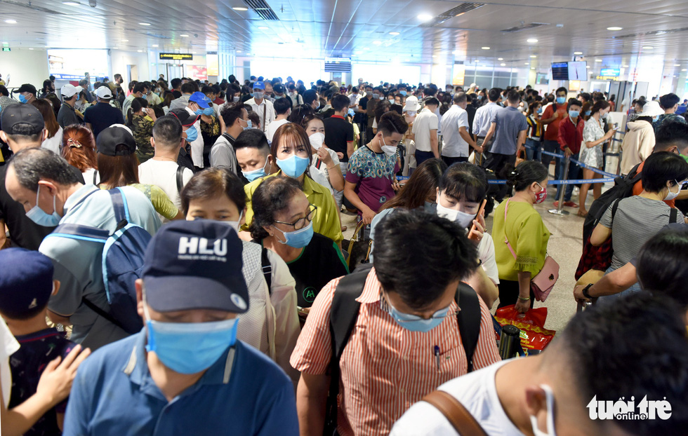 Passengers crowd the security screening area of Tan Son Nhat International Airport in Ho Chi Minh City, April 18, 2021. Photo: Tuoi Tre