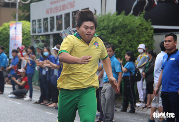 A youth with disability competes in track running in a sports tournament held on April 18, 2021 in Tan Binh Sports Center in Tan Binh District, Ho Chi Minh City. Photo: Cong Trieu / Tuoi Tre