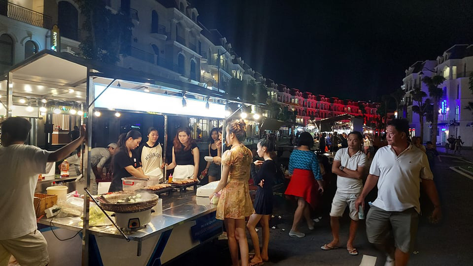 A food stall within the Grand World Phu Quoc Pedestrian Street - Night Market. Photo: Chi Cong / Tuoi Tre
