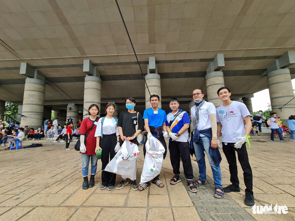 Members of Green Trips Vietnam hold waste collection bags in their hands at Hung Kings Temple in Thu Duc City, Ho Chi Minh City, April 21, 2021. Photo: Tuoi Tre