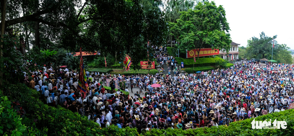 Visitors throng the Hung King Temple relic site in Phu Tho Province, Vietnam, April 21, 2021. Photo: Nam Tran / Tuoi Tre