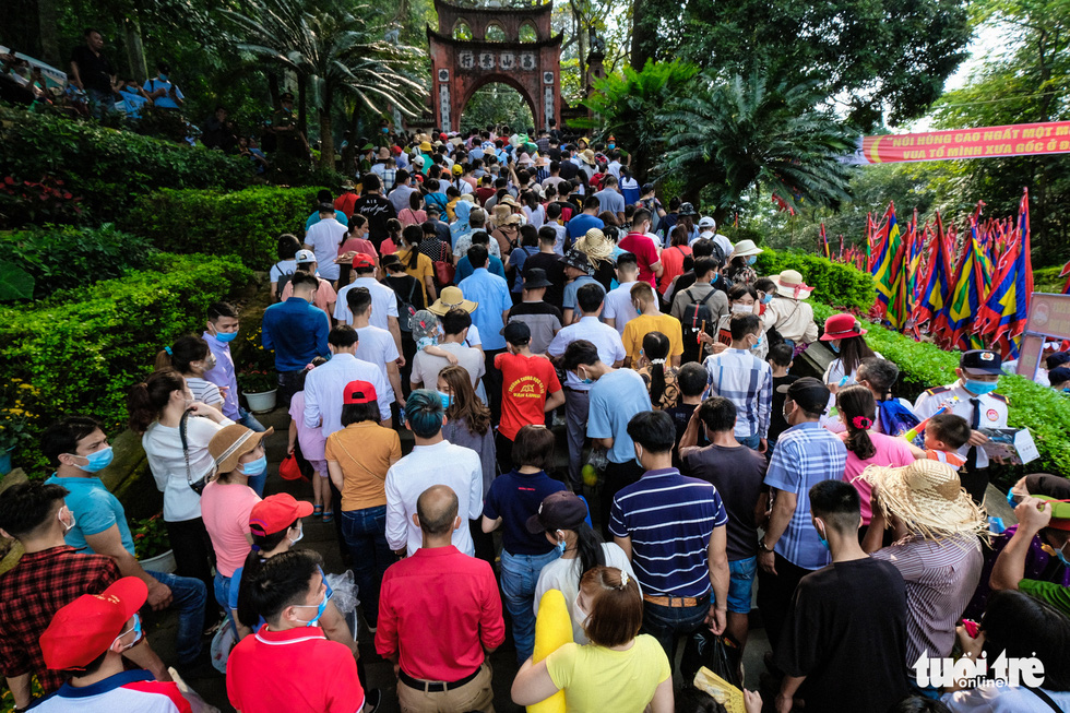 Visitors throng the Hung King Temple relic site in Phu Tho Province, Vietnam, April 21, 2021. Photo: Nam Tran / Tuoi Tre