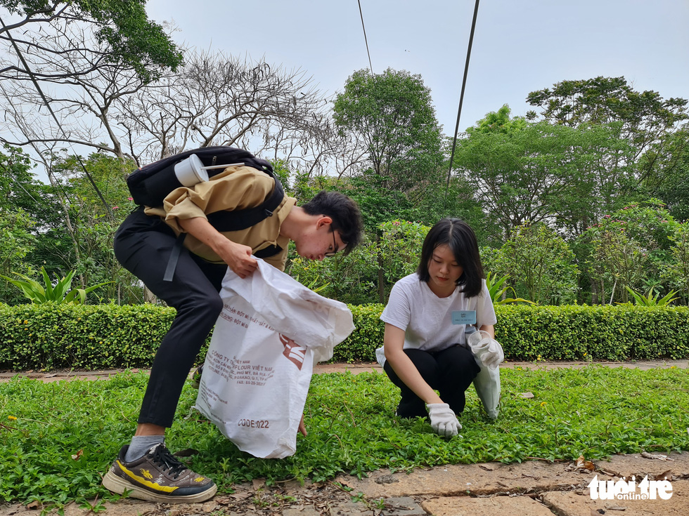 Members of Green Trips Vietnam pick up trash at Hung Kings Temple in Thu Duc City, Ho Chi Minh City, April 21, 2021. Photo: Tuoi Tre