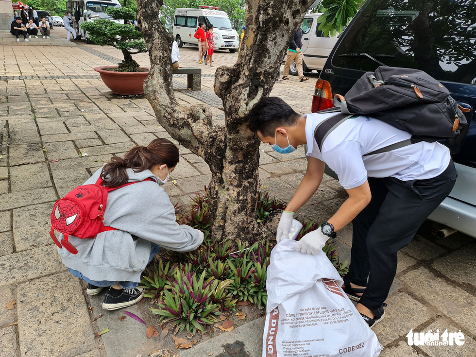 Members of Green Trips Vietnam pick up trash at Hung Kings Temple in Thu Duc City, Ho Chi Minh City, April 21, 2021. Photo: Tuoi Tre