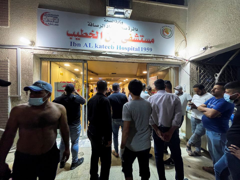 People gather at Ibn Khatib hospital after a fire caused by an oxygen tank explosion in Baghdad, Iraq, April 25, 2021. Photo: Reuters