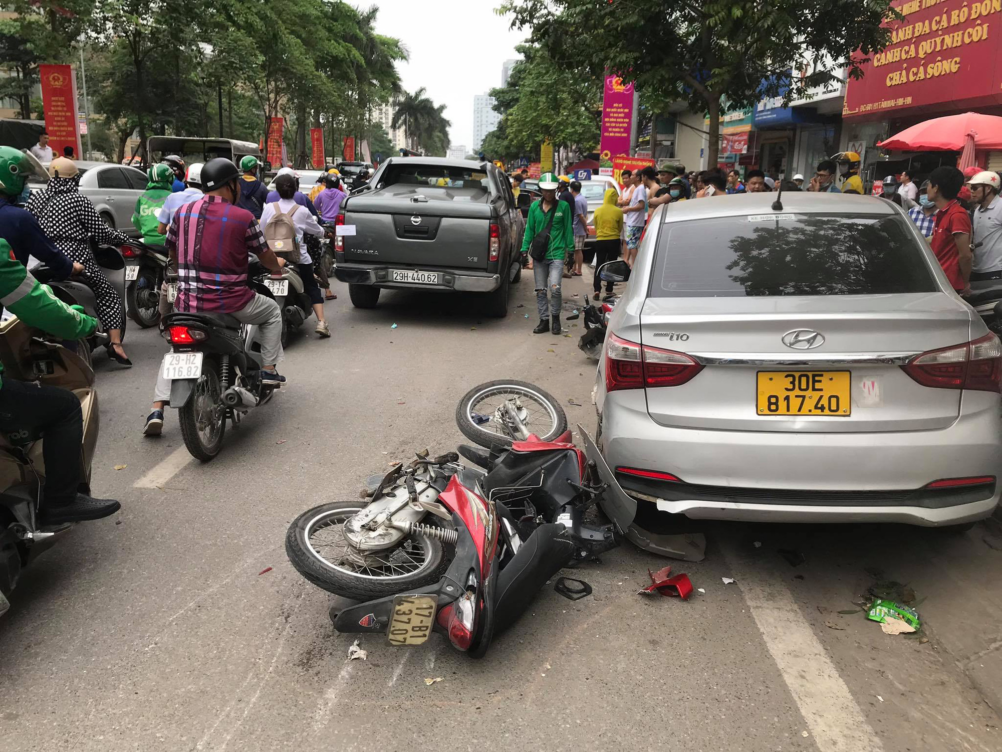 The site of a road crash involving a pickup truck, three cars, and two motorbikes in Hanoi, April 24, 2021. Photo: Trung Khanh / Tuoi Tre