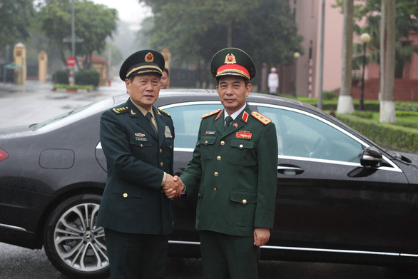Senior Lieutenant General Phan Van Giang (R), Vietnam’s Minister of National Defense, shakes hands with his Chinese counterpart Wei Fenghe in Hanoi, April 25, 2021. Photo: Phuoc Dat