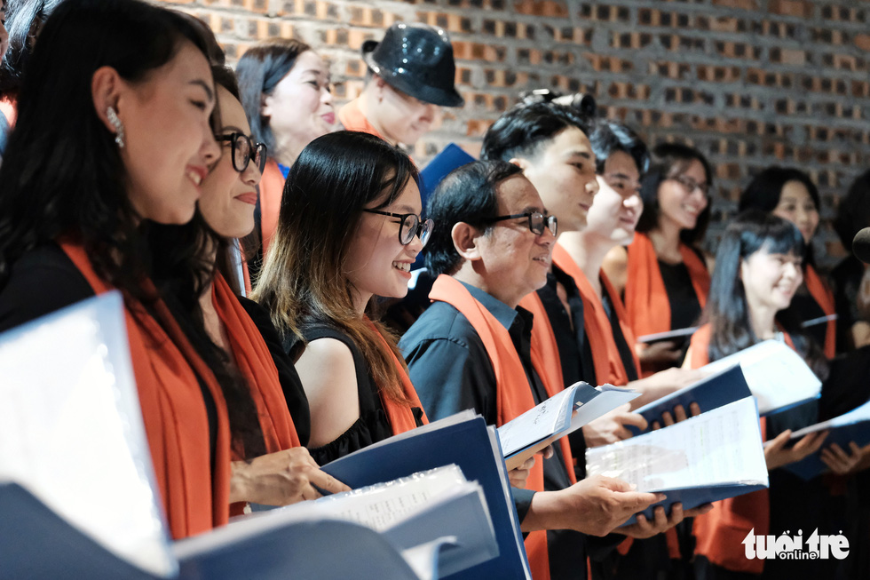 Diversity Choir performs in the not-for-profit show “Vi Mot Ha Noi Dang Song,” April 25, 2021. Photo: Mai Thuong / Tuoi Tre