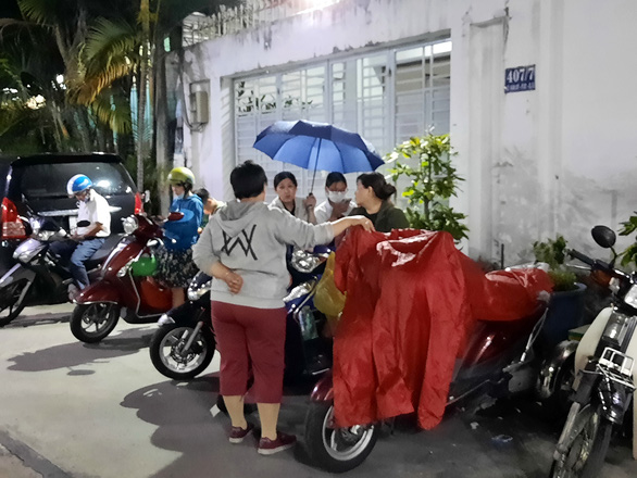 Parents talk while waiting for their children outside a private tutoring center in Ho Chi Minh City, 7:00 pm, April 22. Photo: N.Hung / Tuoi Tre
