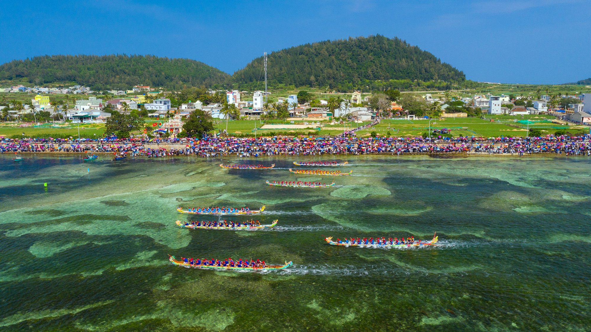 Teams compete at the Tu Linh boat racing festival in Ly Son District, Quang Ngai Province, Vietnam. Photo: Bui Thanh Trung / Tuoi Tre