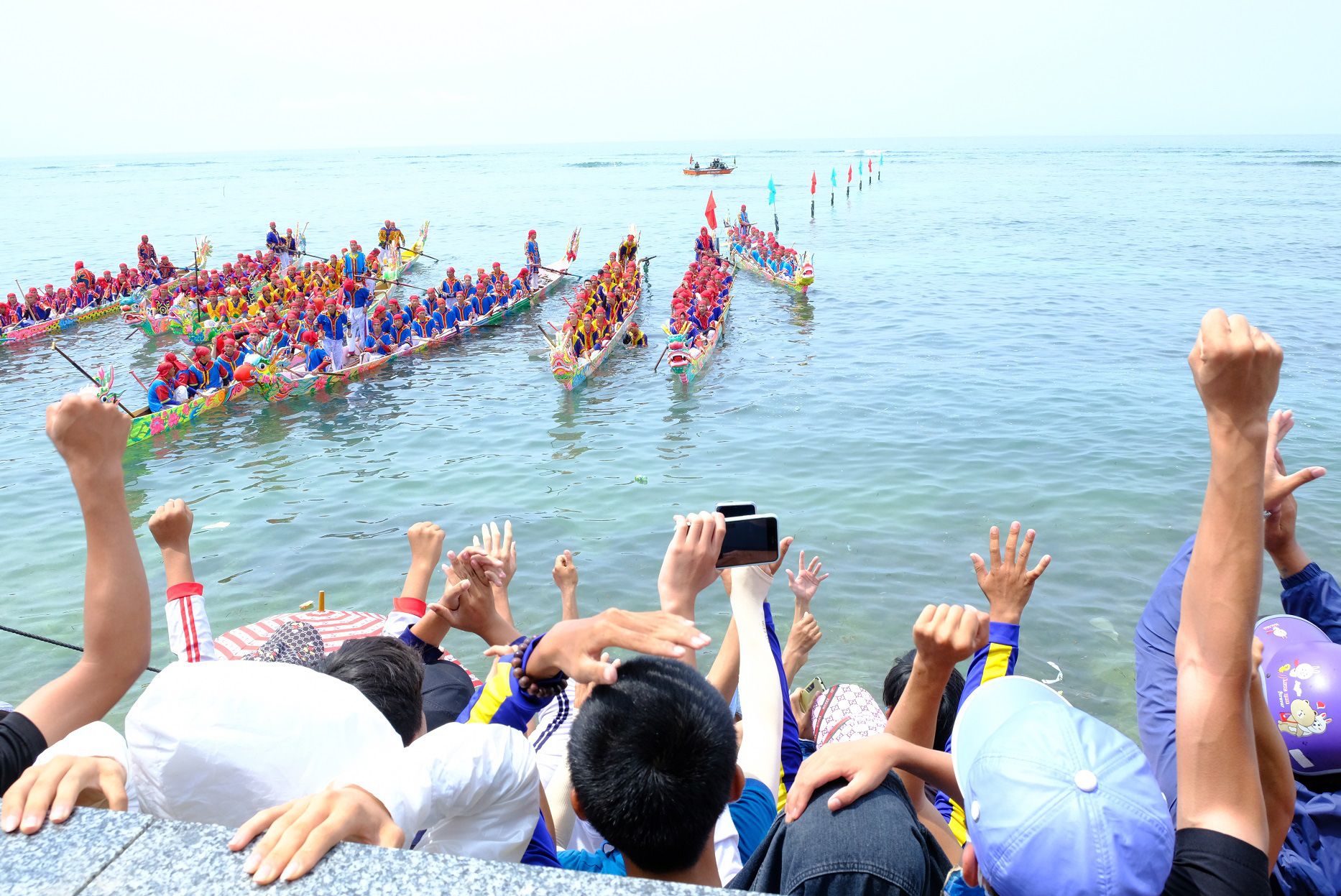 Spectators cheer on teams competing at the Tu Linh boat racing festival in Ly Son District, Quang Ngai Province, Vietnam, April 27, 2021. Photo: Tran Mai / Tuoi Tre