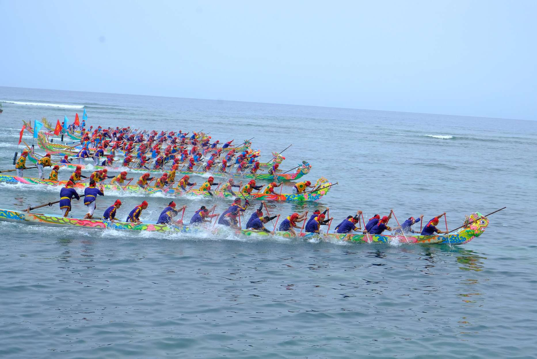 Teams compete at the Tu Linh boat racing festival in Ly Son District, Quang Ngai Province, Vietnam, April 27, 2021. Photo: Tran Mai / Tuoi Tre