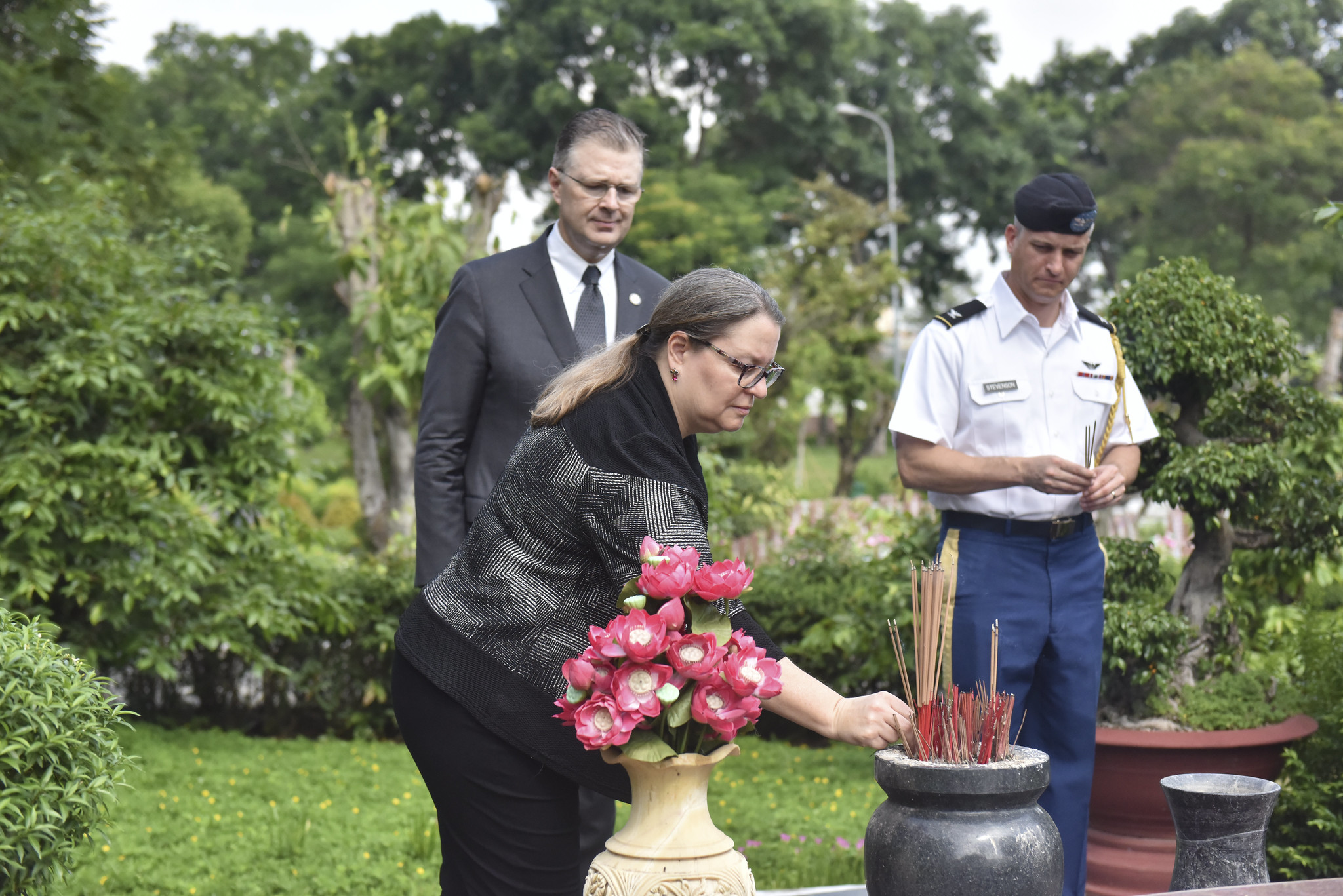 Marie Damour, Ambassador Daniel Kritenbrink, and U.S. Defense Attache Colonel Stevenson pay respects at the Ho Chi Minh City Military Martyrs' Cemetery on June 21, 2020. Photo: U.S. Consulate in Ho Chi Minh City