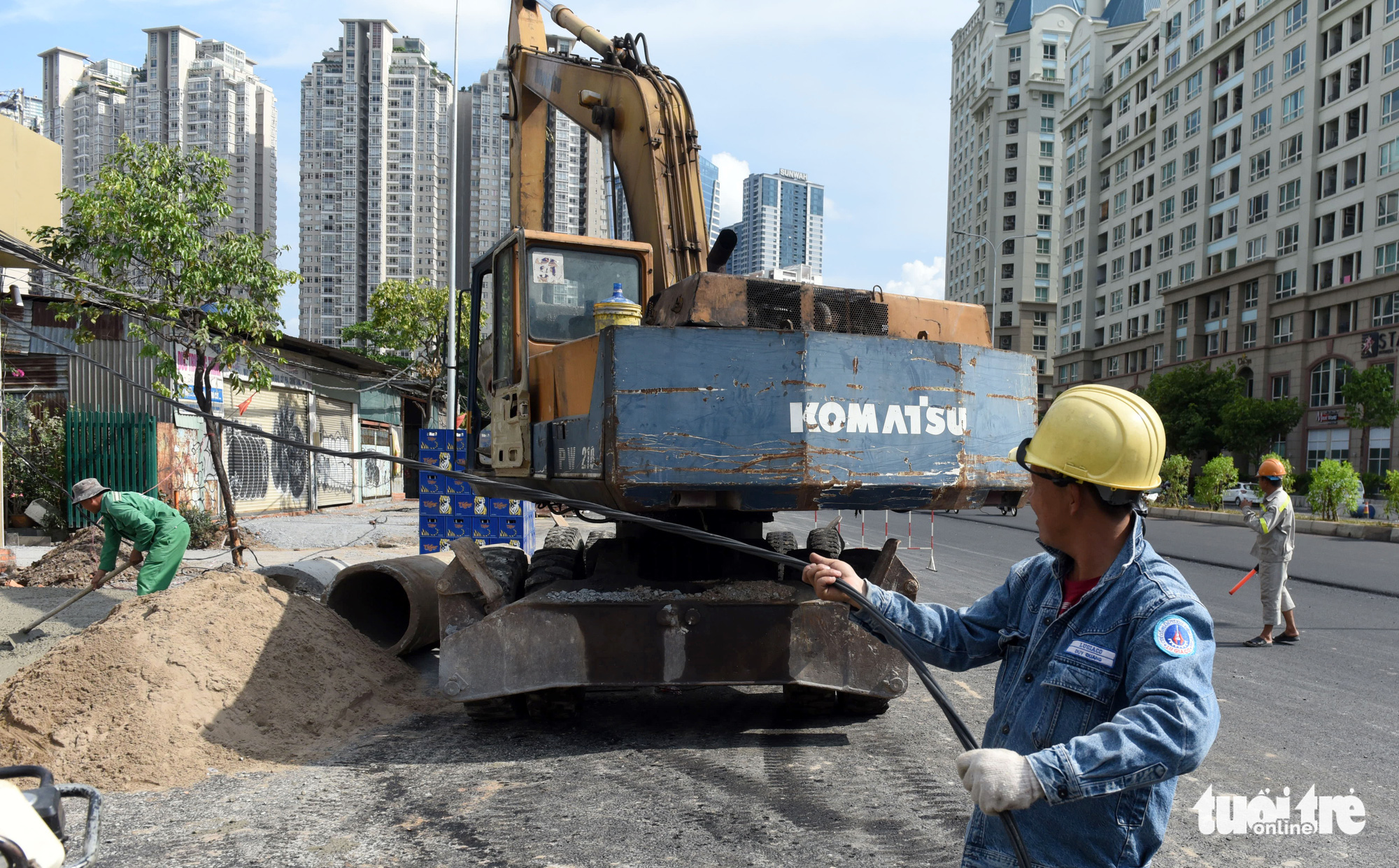 Construction workers work at the upgrade project of Nguyen Huu Canh Street in Binh Thanh District, Ho Chi Minh City, April 28, 2021. Photo: Le Phan / Tuoi Tre