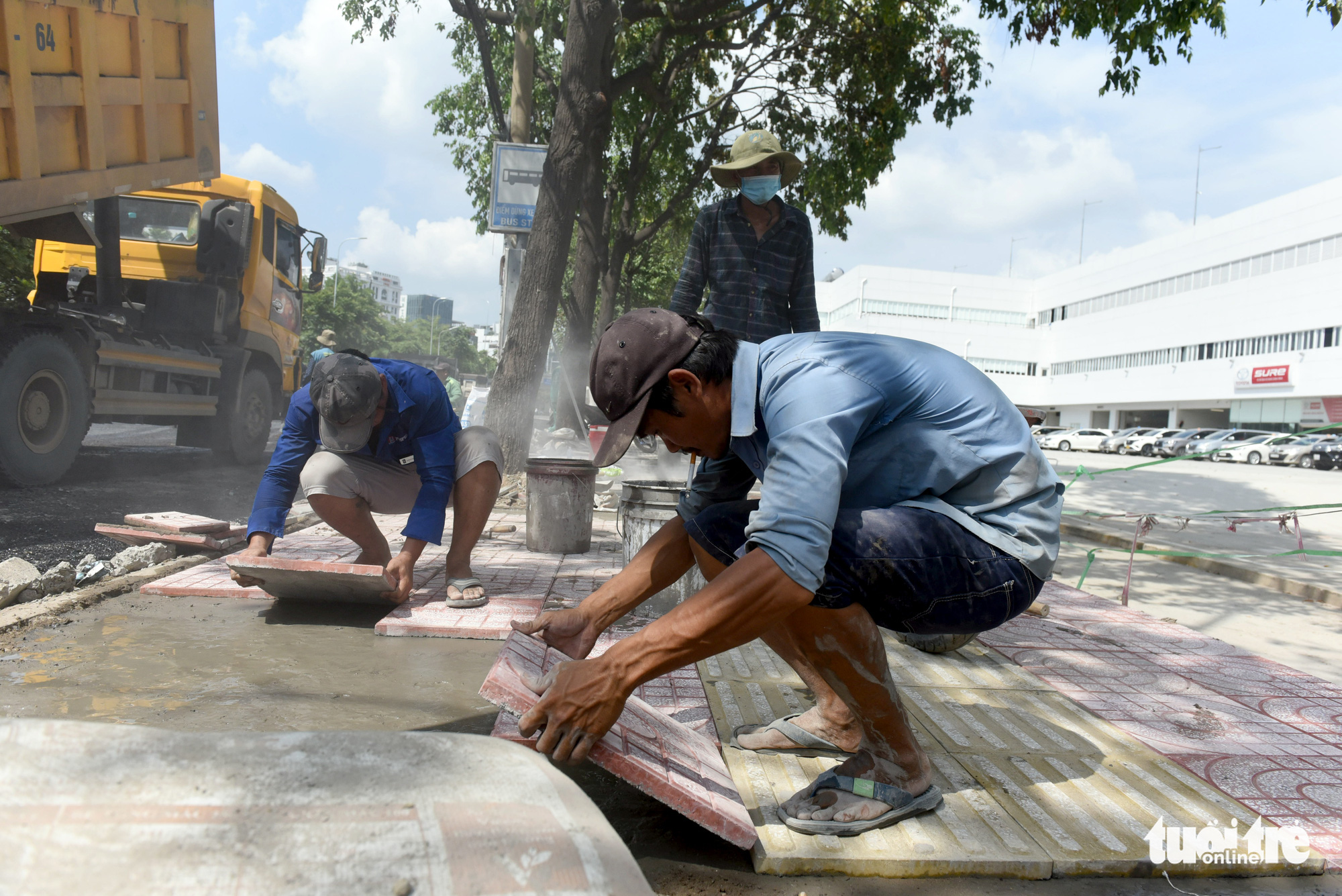 Construction workers work at the upgrade project of Nguyen Huu Canh Street in Binh Thanh District, Ho Chi Minh City, April 28, 2021. Photo: Le Phan / Tuoi Tre