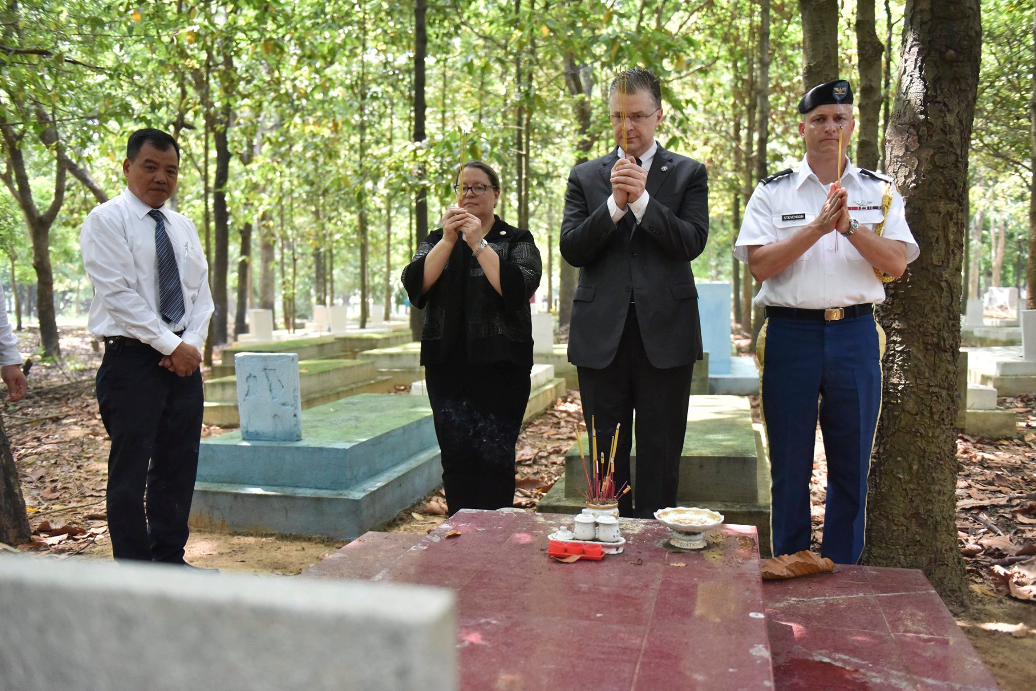 Marie Damour, Ambassador Daniel Kritenbrink, and U.S. Defense Attache Colonel Stevenson pay respects at Bien Hoa (also known as Binh An) Cemetery on June 21, 2020. Photo: US Consulate in Ho Chi Minh City