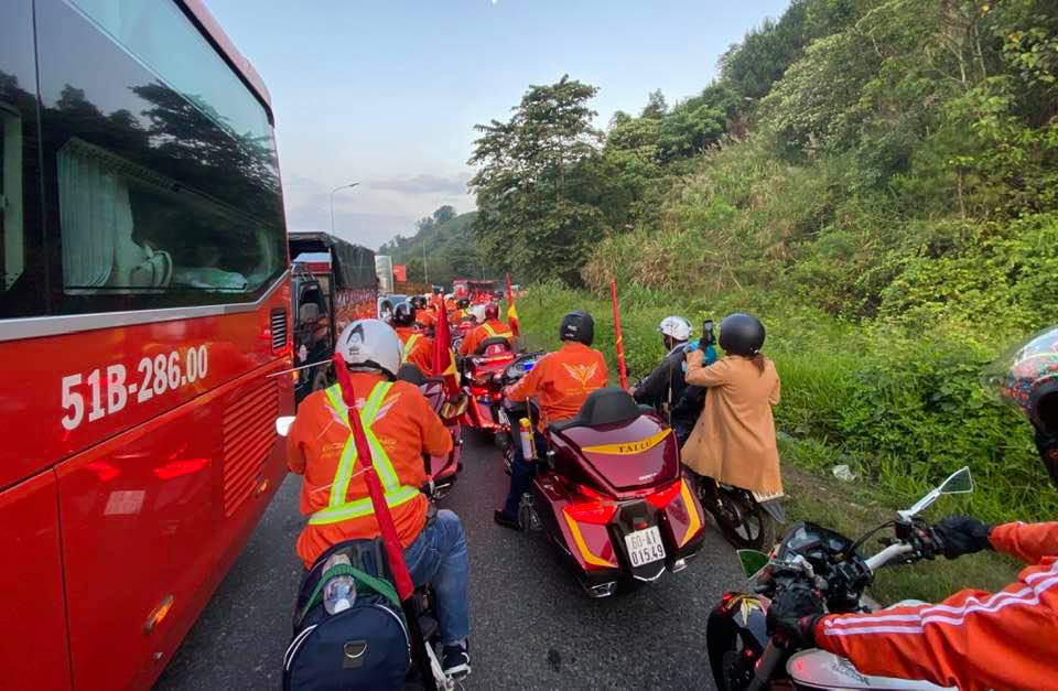 Traffic congestion occurs on Bao Loc Pass in Lam Dong Province, Vietnam, April 30, 2021. Photo: Du Hai / Tuoi Tre