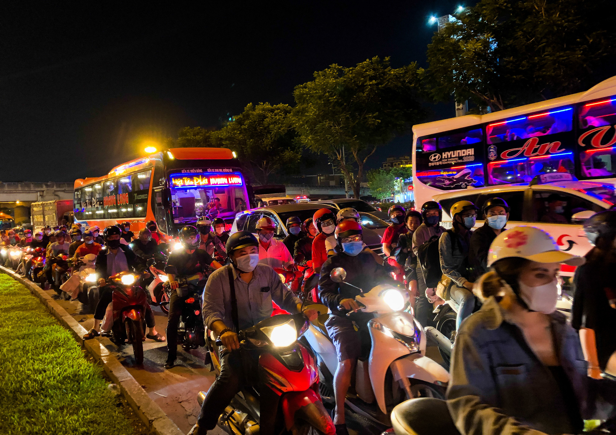 Commuters are stuck in a traffic jam in Binh Thanh District Ho Chi Minh City, April 29, 2021. Photo: Chau Tuan / Tuoi Tre