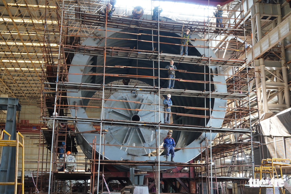 The 22-ton cargo offloading hose reel system is fabricated at a factory of the Dung Quat Shipyard. Photo: Hoai Anh / Tuoi Tre