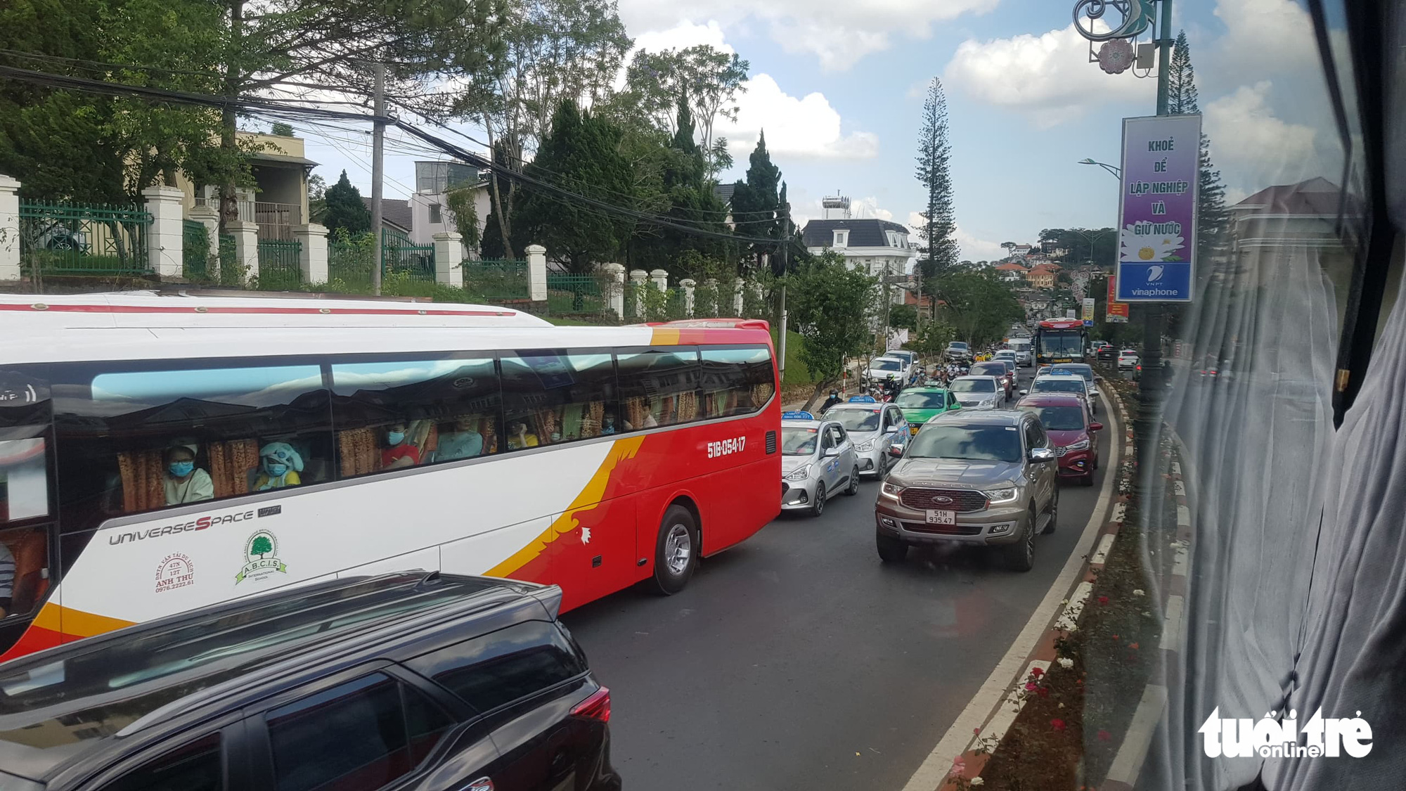 Droves of vehicles stay still on a street in Bao Loc City, Lam Dong Province, Vietnam, April 30, 2021. Photo: Nhat Linh / Tuoi Tre