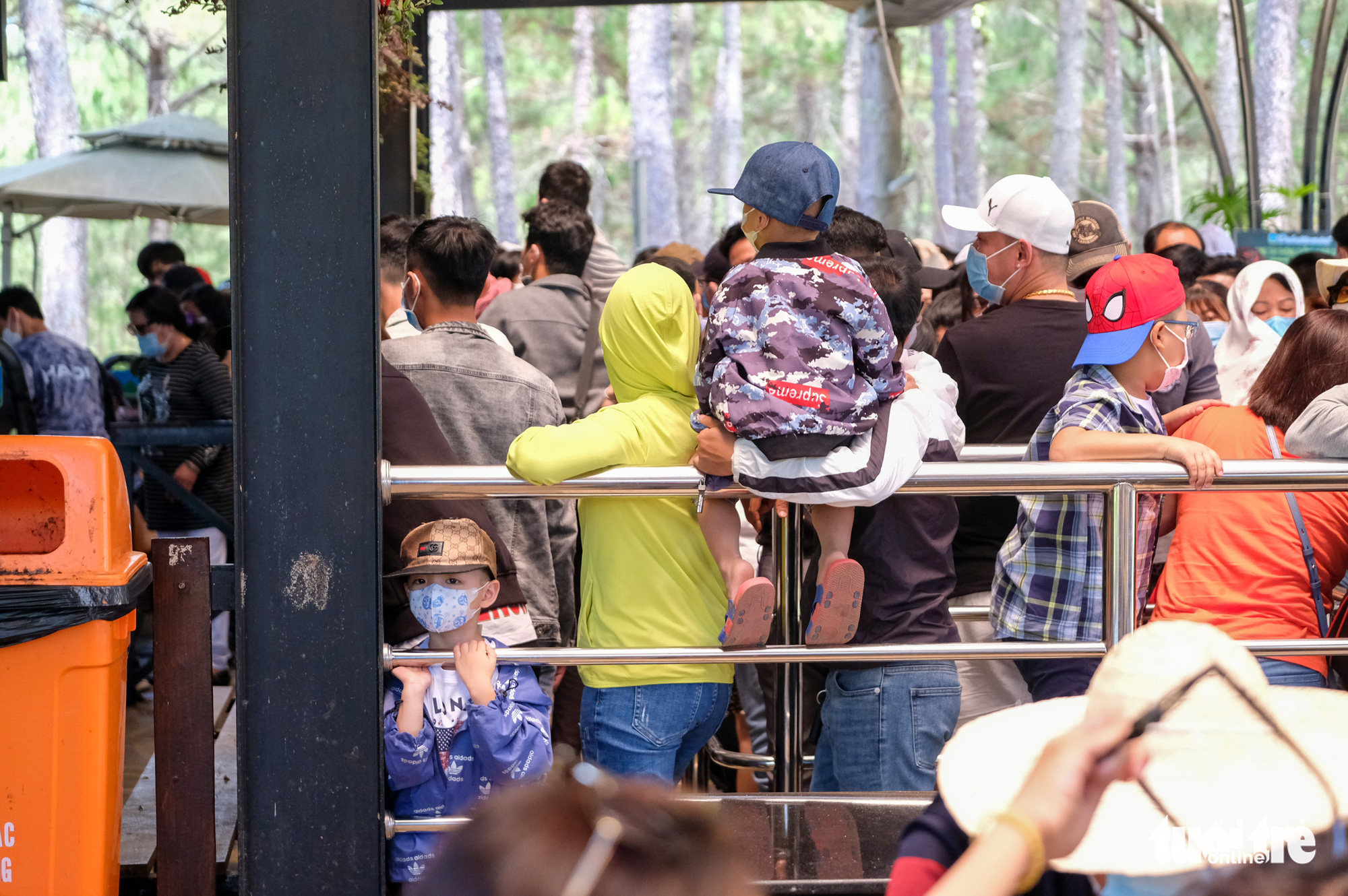 People wait to buy tickets at the entrance of Datanla Waterfall in Da Lat City, Lam Dong Province, Vietnam, May 2, 2021. Photo: Duc Tho / Tuoi Tre