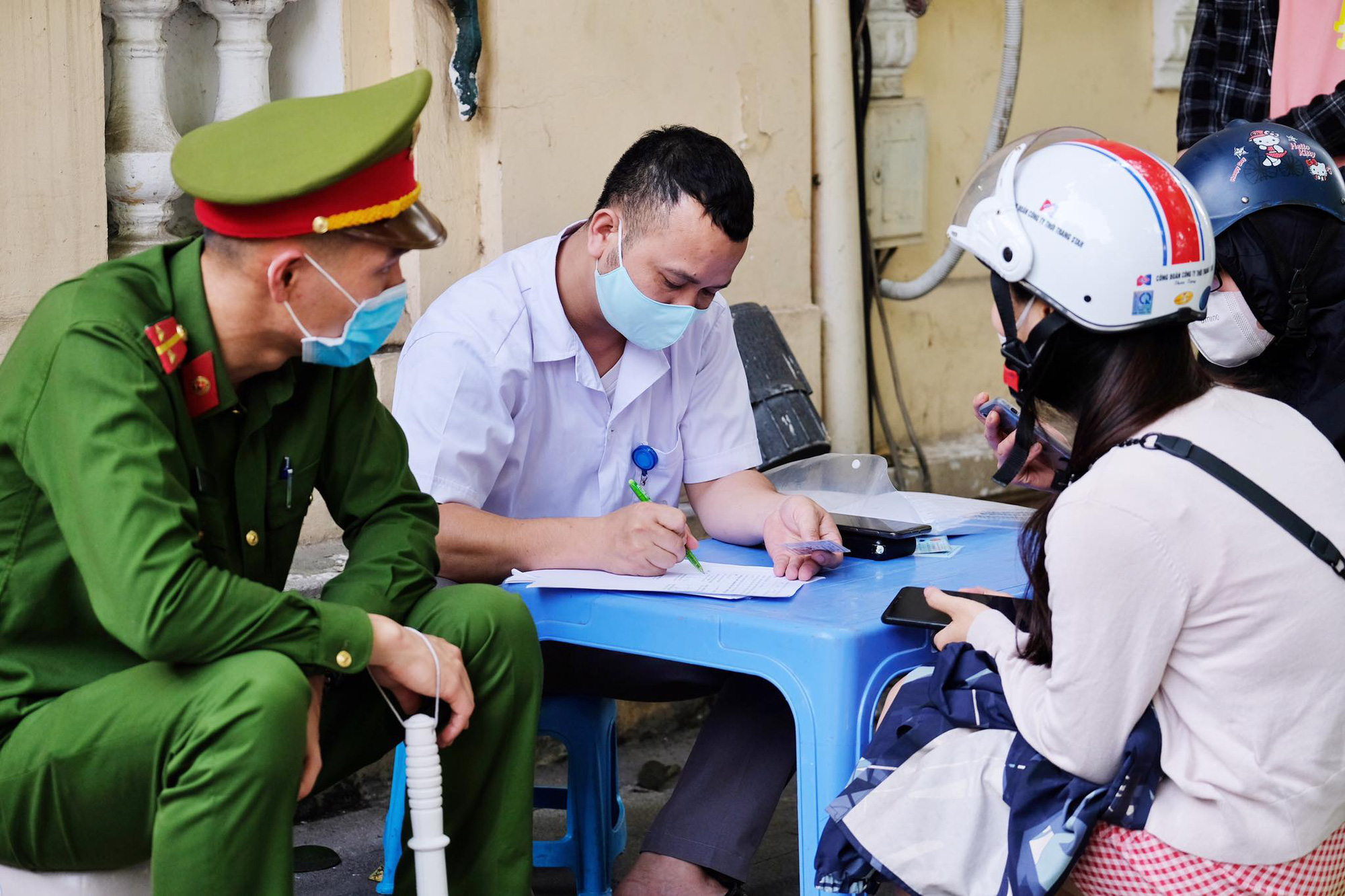 hanoi-fines-134-vietnamese-foreigners-for-not-wearing-face-masks-in