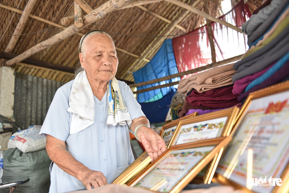 Grandma Tu’s showcases certificates of recognition granted by local authorities for her good deeds. – Photo: Ngoc Phuong/Tuoi Tre