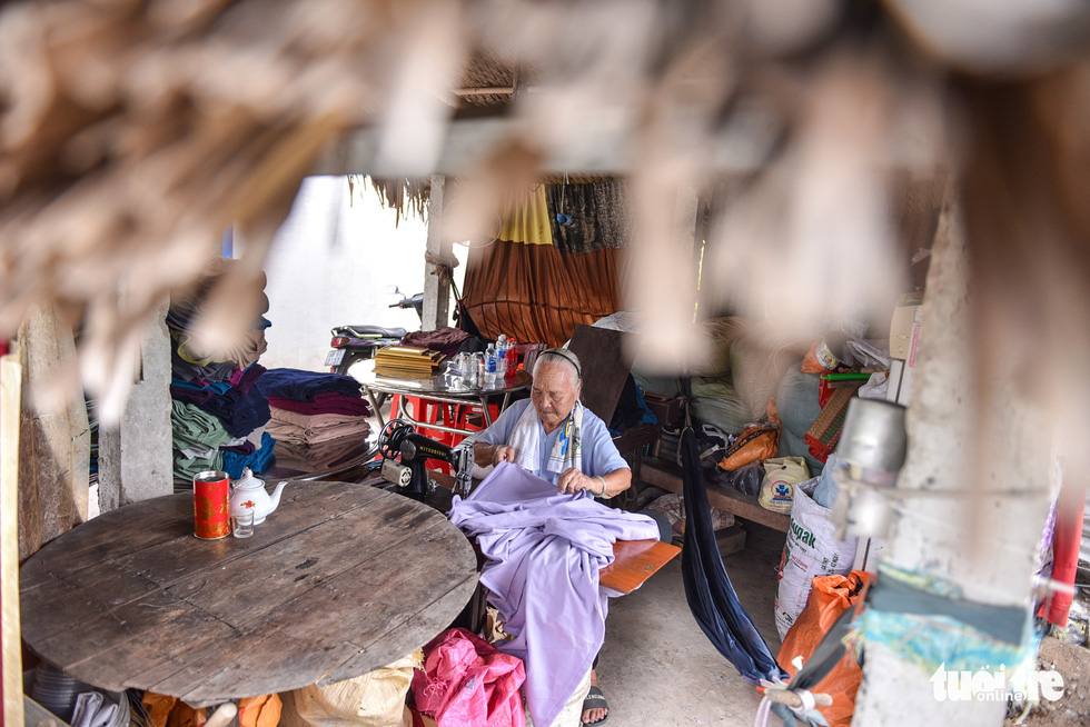 A working day for Grandma Tu starts at 5:00 am at her home in Binh Chanh District. Photo: Ngoc Phuong/Tuoi Tre