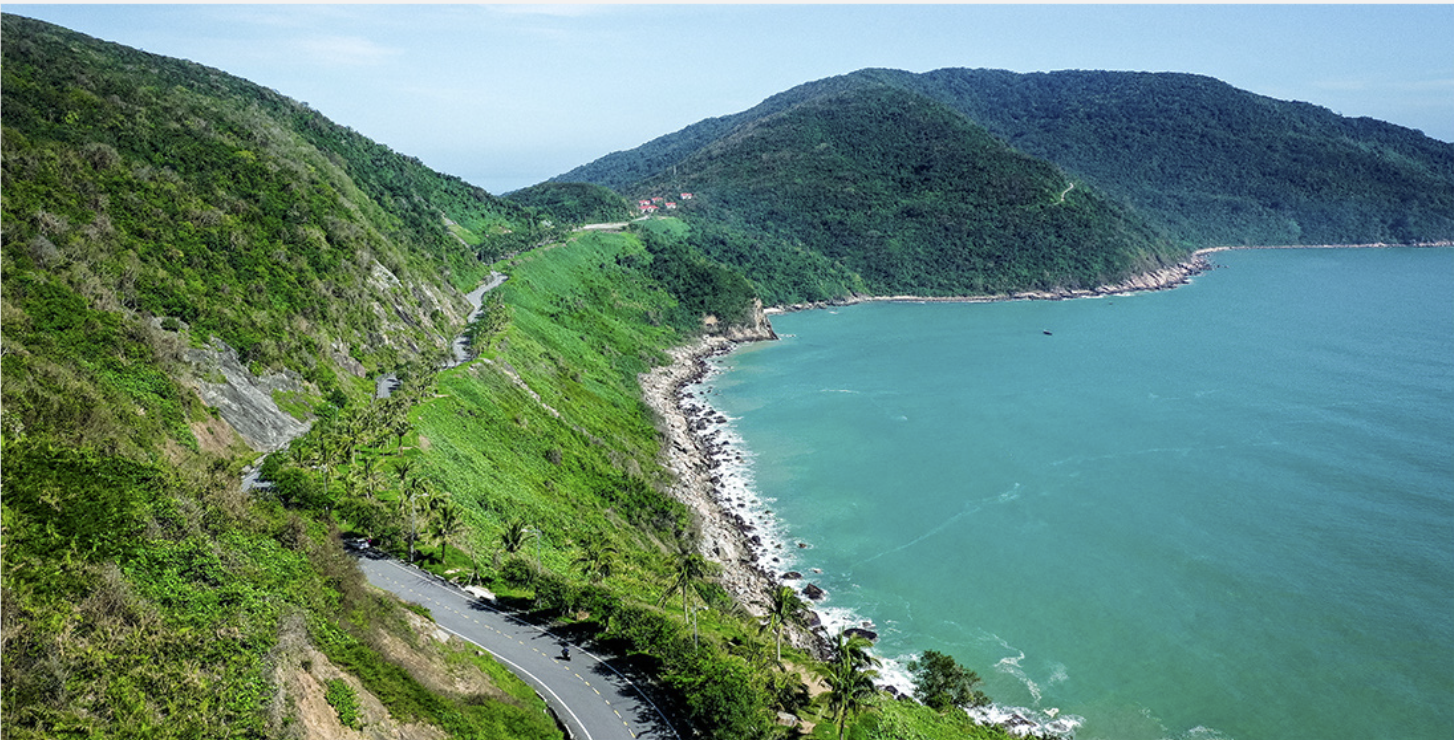 The road curving Son Tra Peninsula is among favorite routes of Vietnamese motorcycle travellers. – Photo: Tan Luc / Tuoi Tre