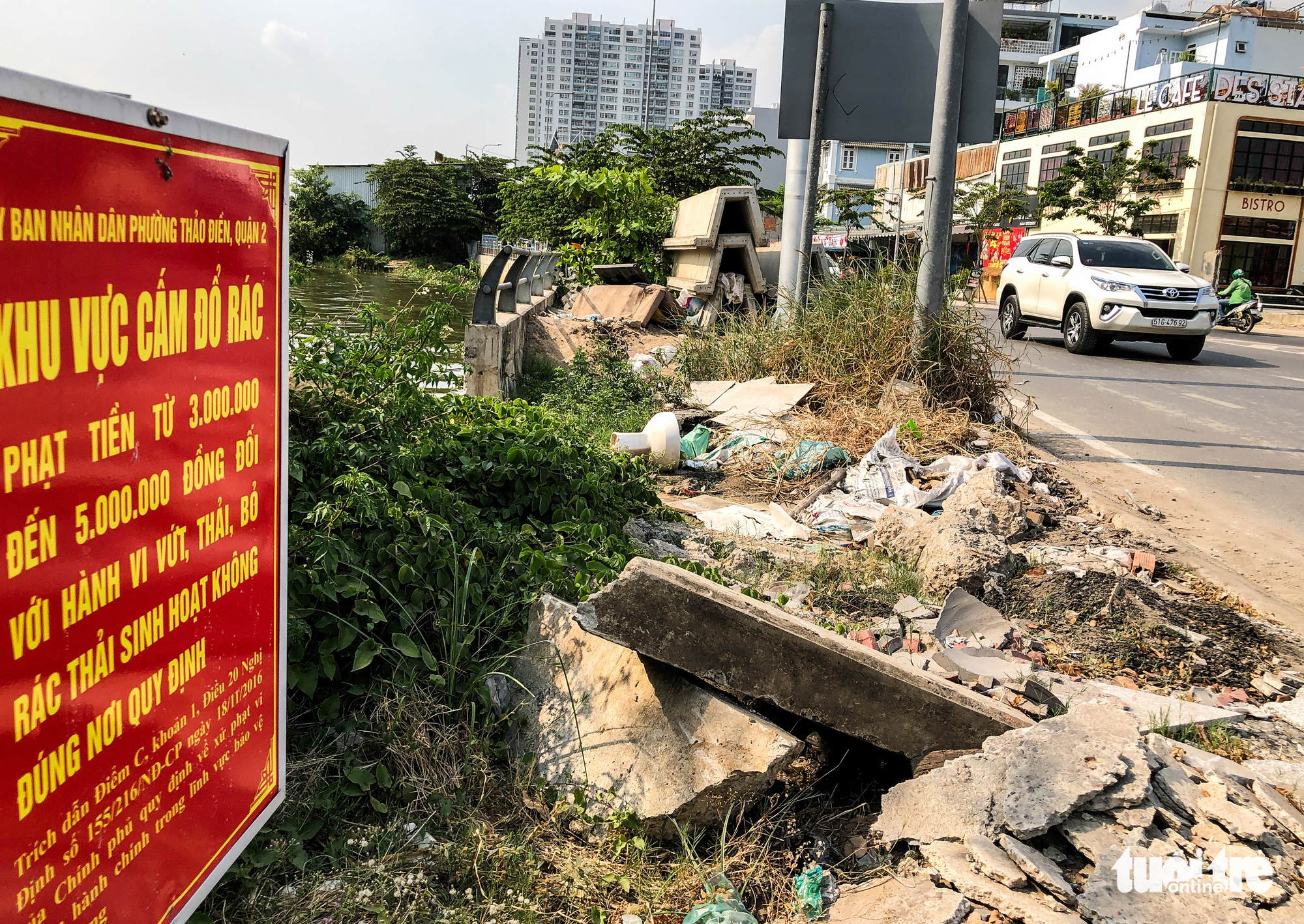 Construction waste is dumped next to a sign for banning dumping in Ho Chi Minh City. Photo: Kim Ut / Tuoi Tre