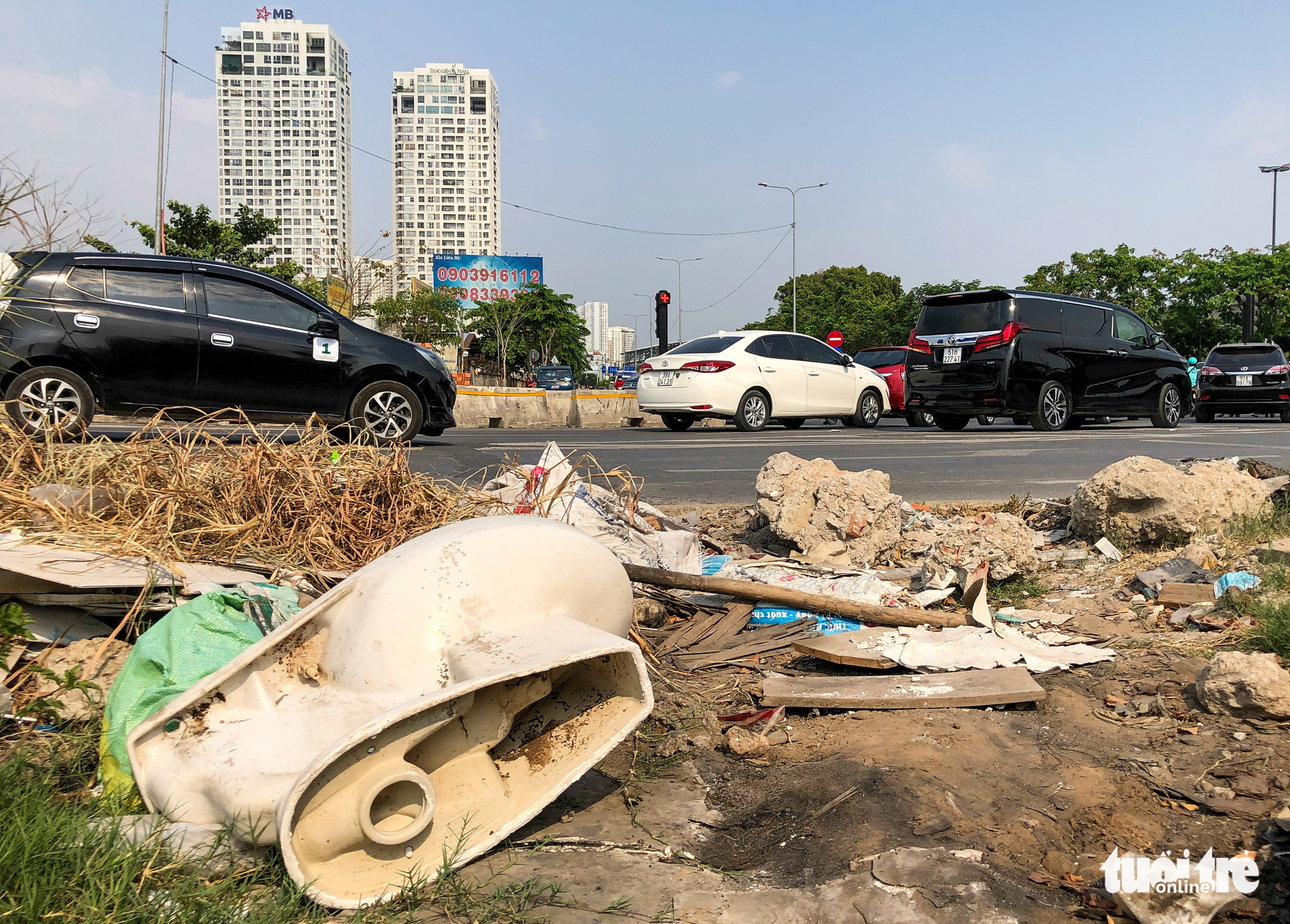 An old toilet is discarded on a sidewalk in Ho Chi Minh City. Photo: Kim Ut / Tuoi Tre