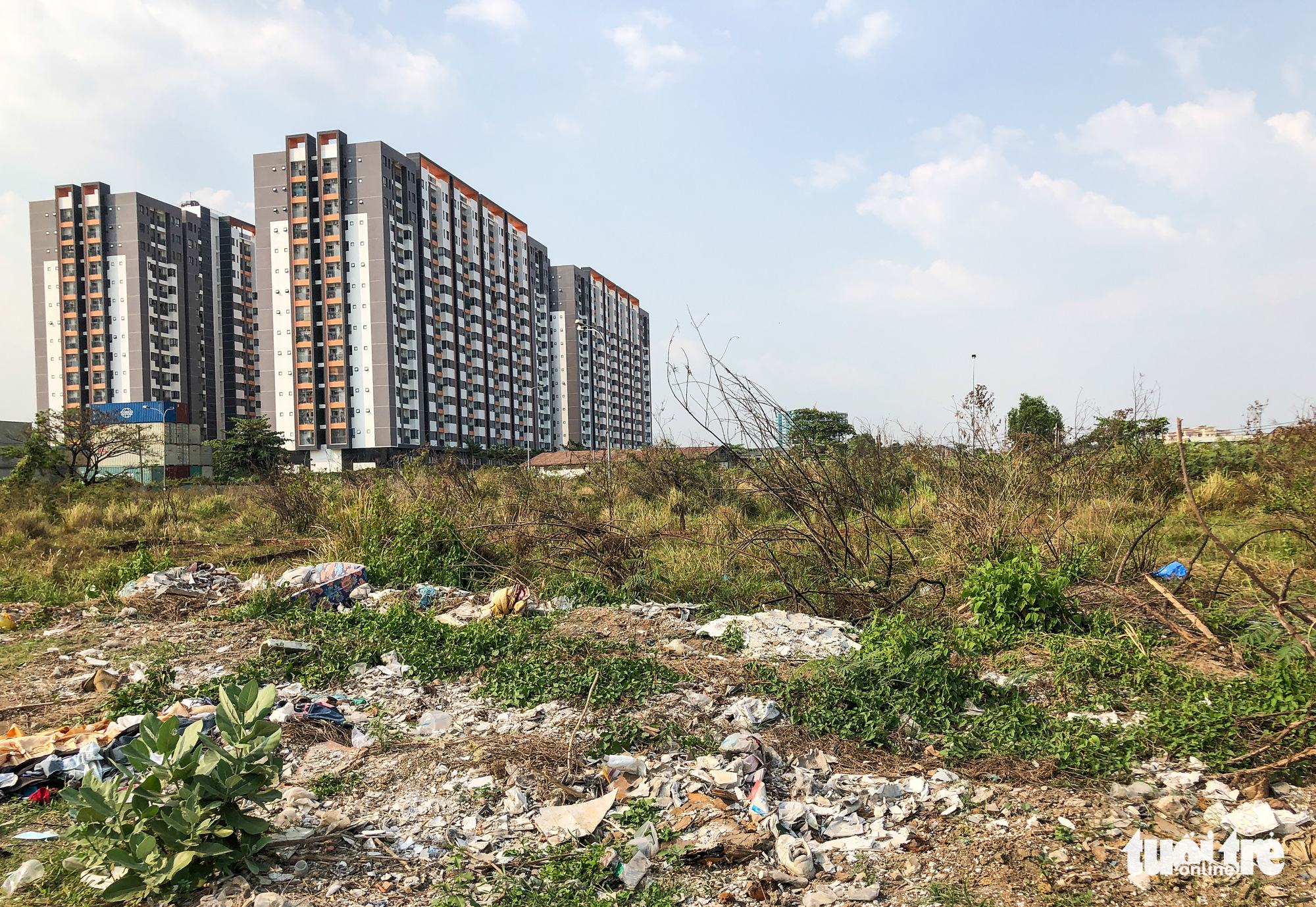 Construction waste is dumped on vacant land plots in Thu Duc City. Photo: Chau Tuan / Tuoi Tre