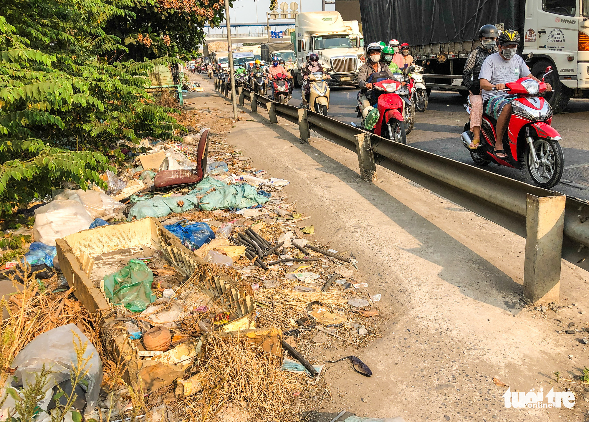 Trash is dumped on the sidewalk of National Highway 1 in District 12, Ho Chi Minh City. Photo: Kim Ut / Tuoi Tre