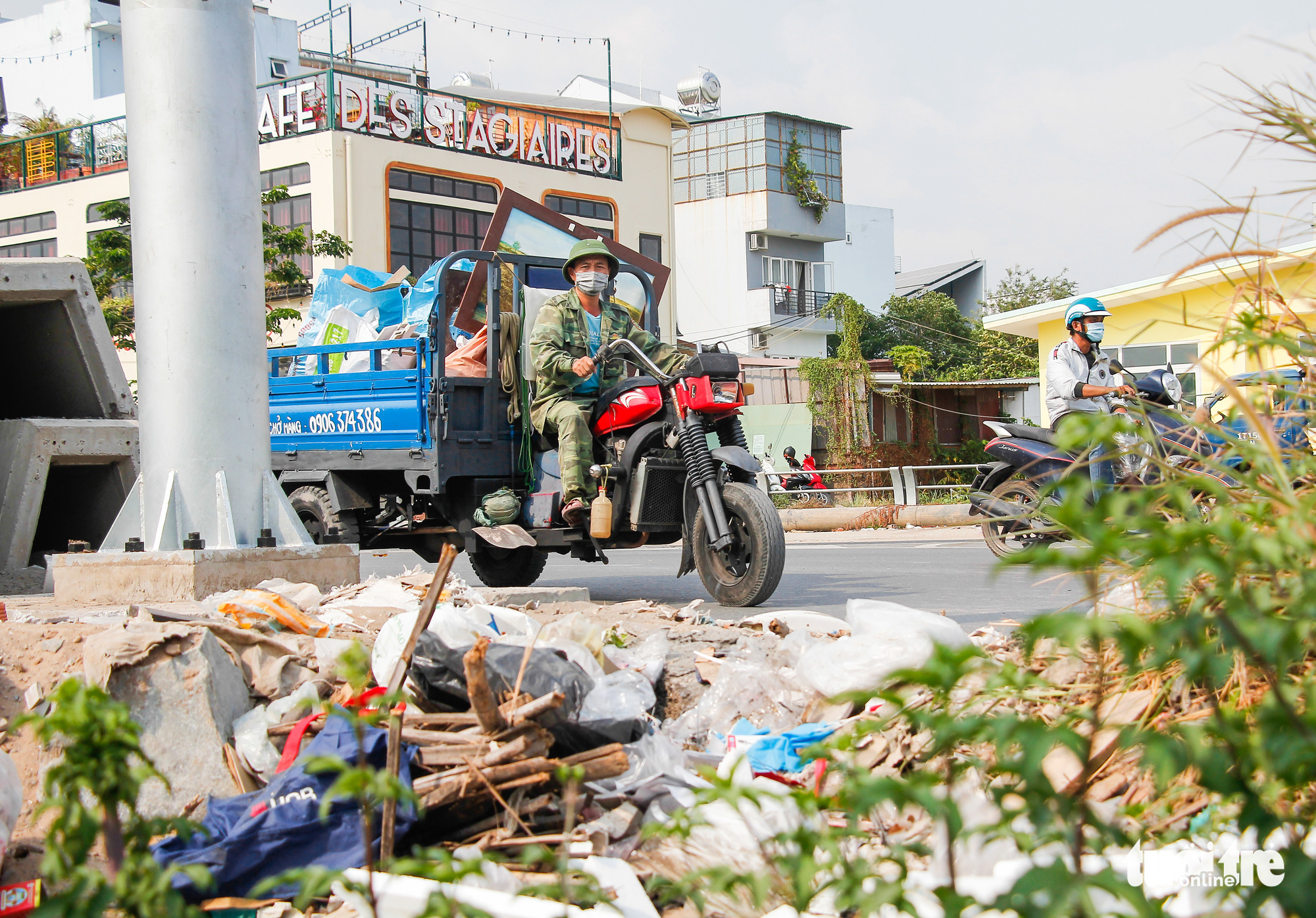 Trash is dumped on the sidewalk of a street in Ho Chi Minh City. Photo: Chau Tuan / Tuoi Tre