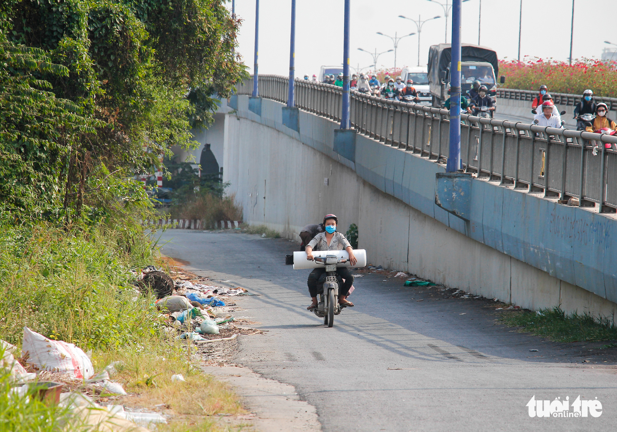 Trash is dumped at the foot of the Rach Chiec Bridge in Thu Duc City. Photo: Kim Ut / Tuoi Tre