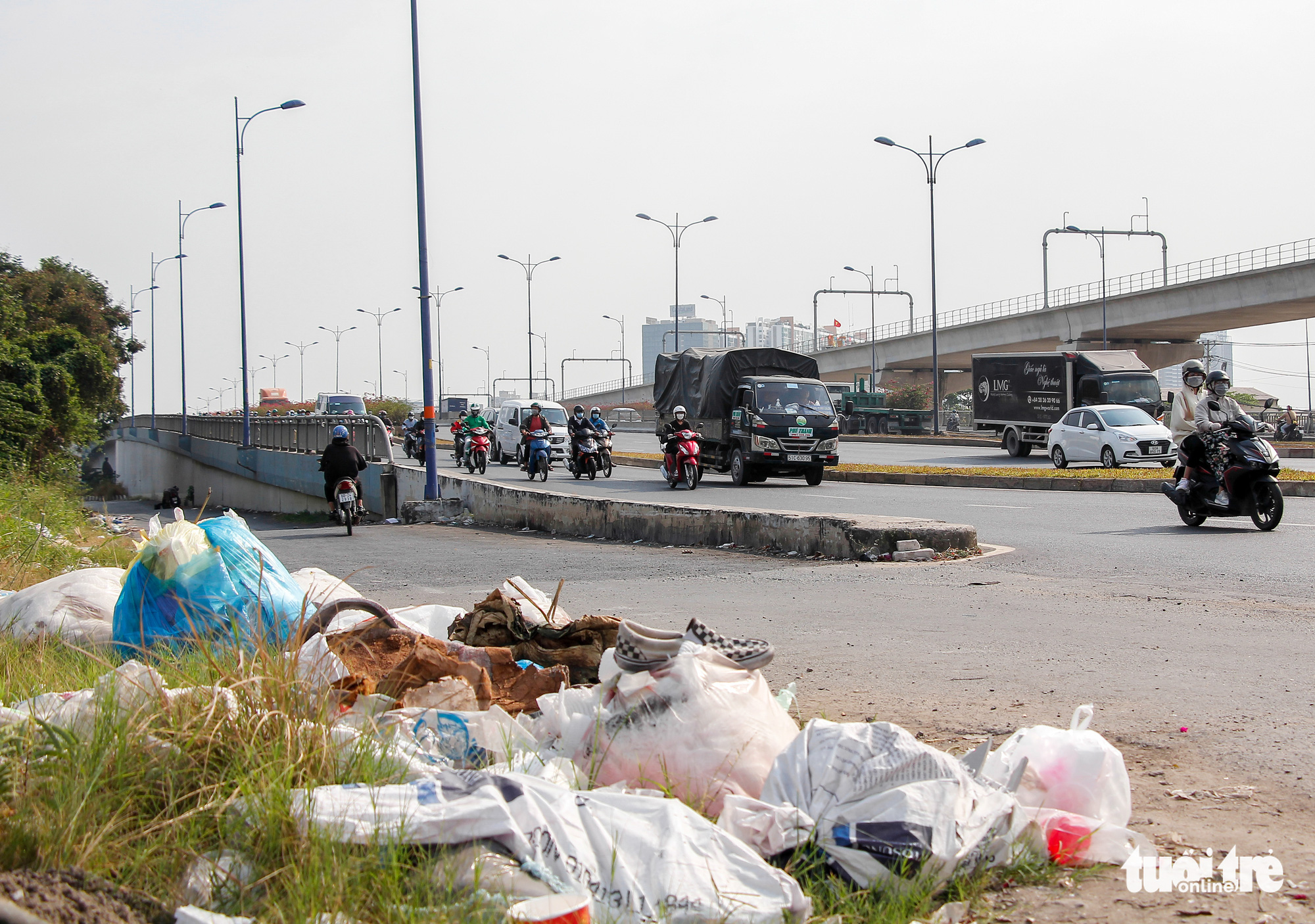 Trash is dumped at the foot of the Rach Chiec Bridge in Thu Duc City. Photo: Kim Ut / Tuoi Tre
