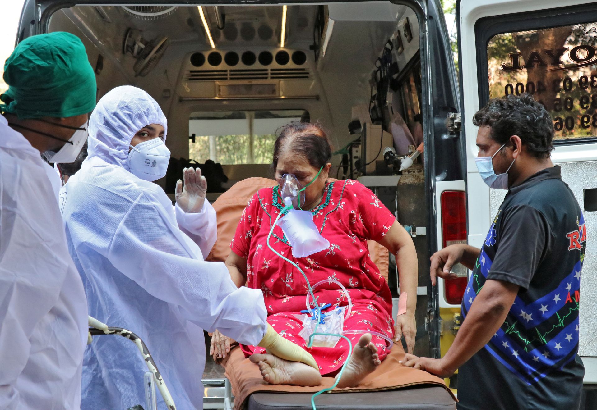 Healthcare workers and relatives carry a woman from an ambulance for treatment at a COVID-19 care facility, amidst the spread of the coronavirus disease (COVID-19) in Mumbai, India, May 4, 2021. Photo: Reuters