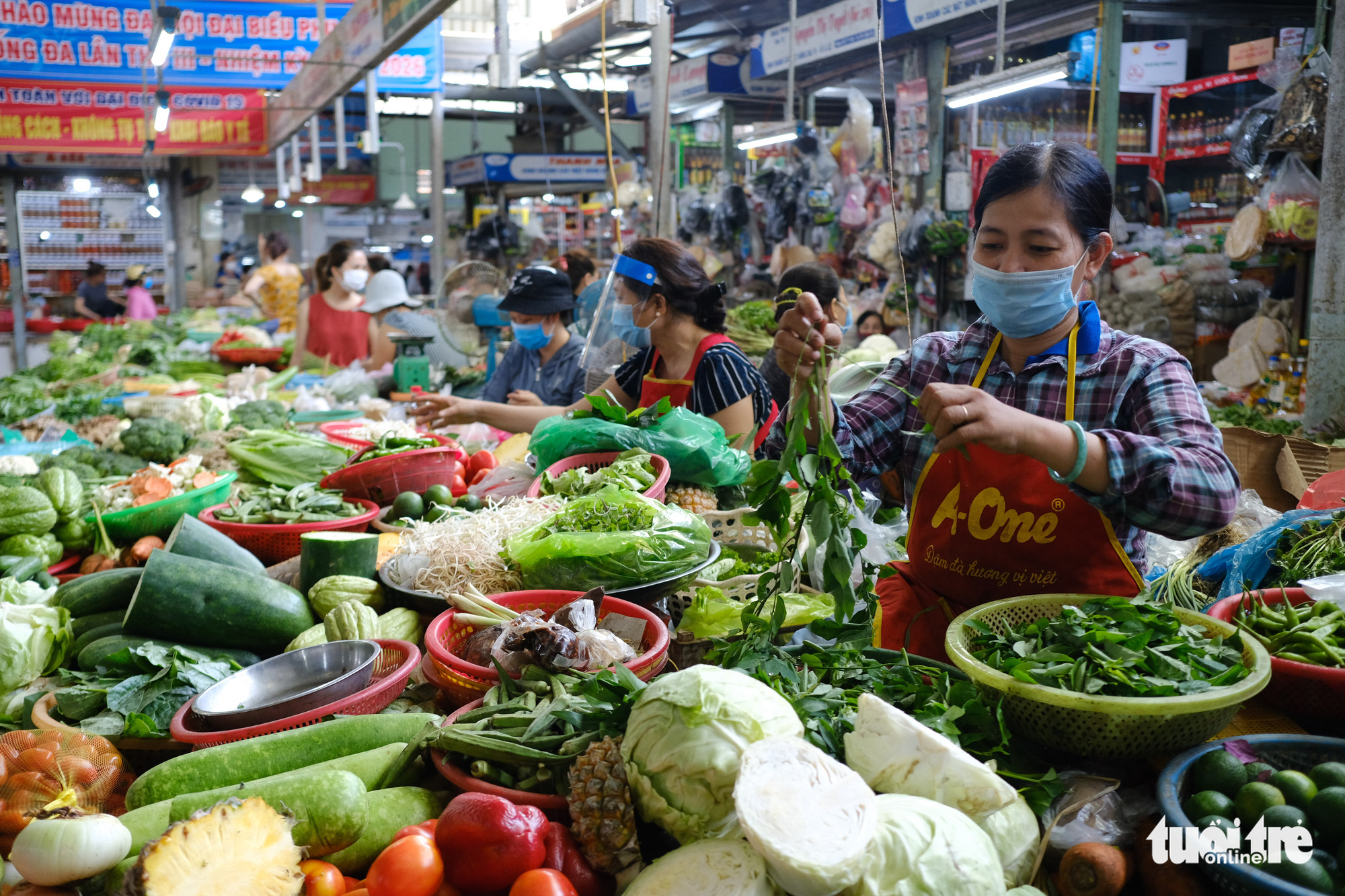 Merchants wear face masks at a market in Da Nang City, Vietnam, May 9, 2021. Photo: Tan Luc / Tuoi Tre
