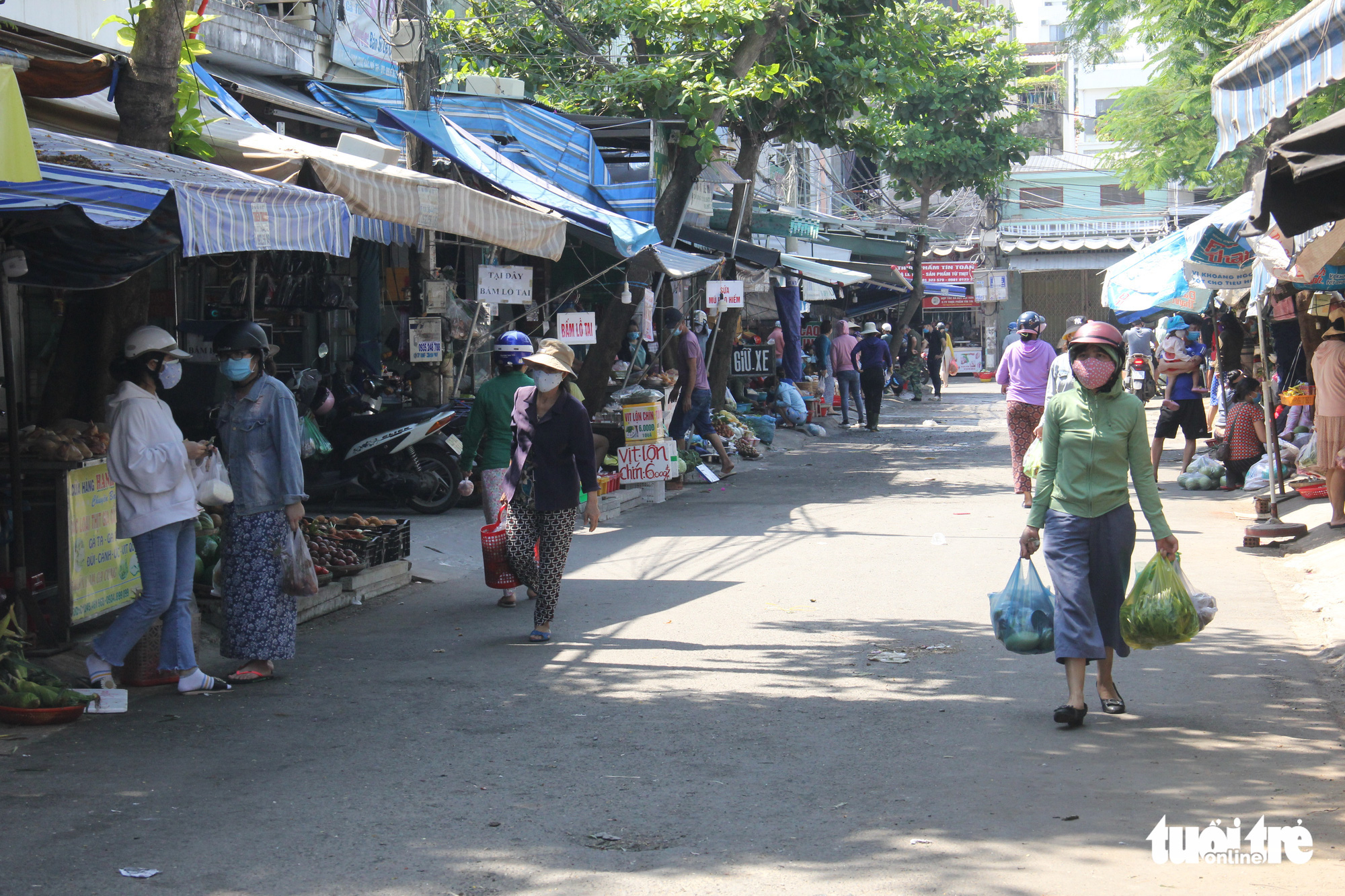 A market in Da Nang City, Vietnam is much less crowded on May 9, 2021. Photo: Truong Trung / Tuoi Tre