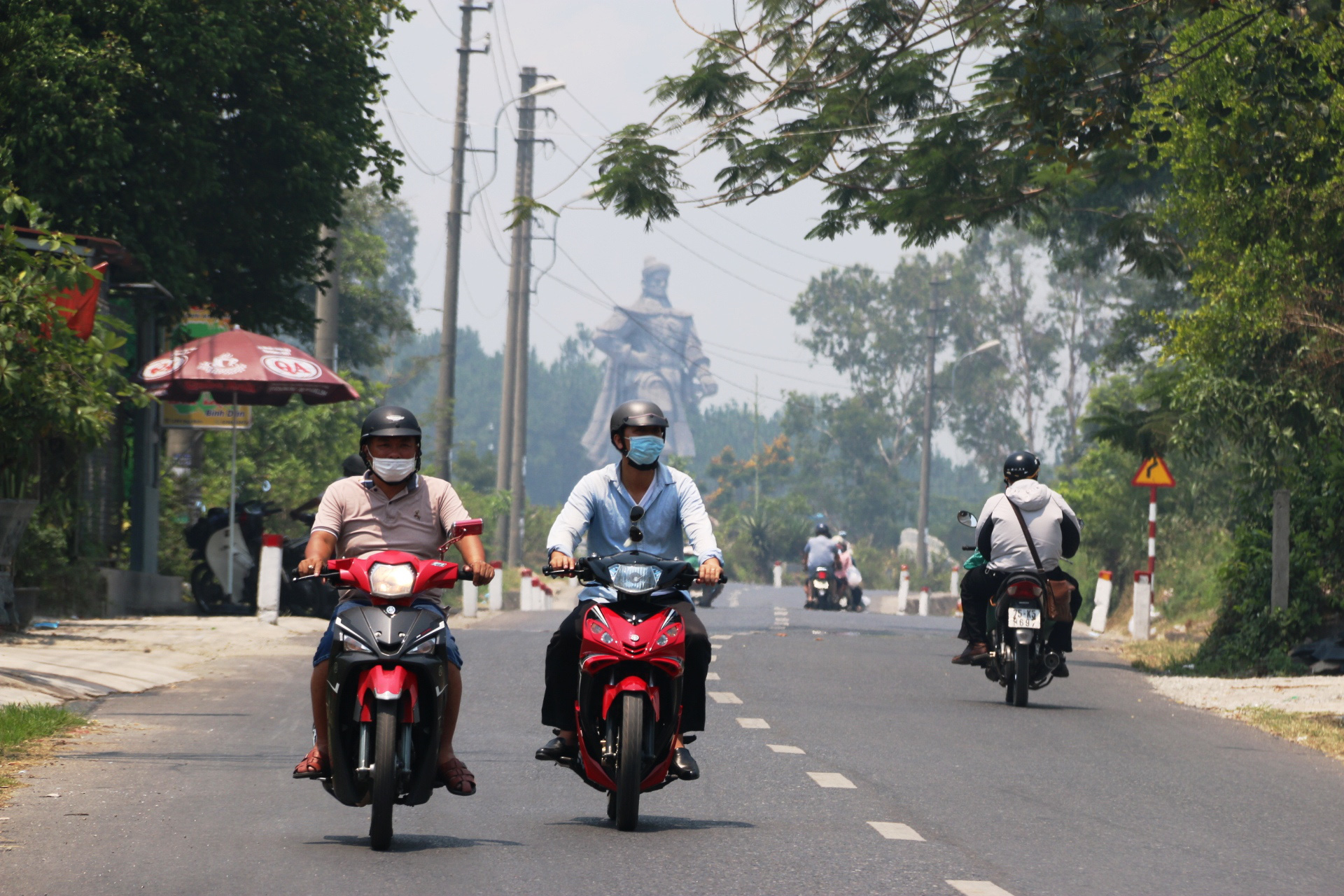 People ride motorbikes in a haze in Hue City, Thua Thien - Hue Province, Vietnam, May 9, 2021. Photo: Nhat Linh / Tuoi Tre