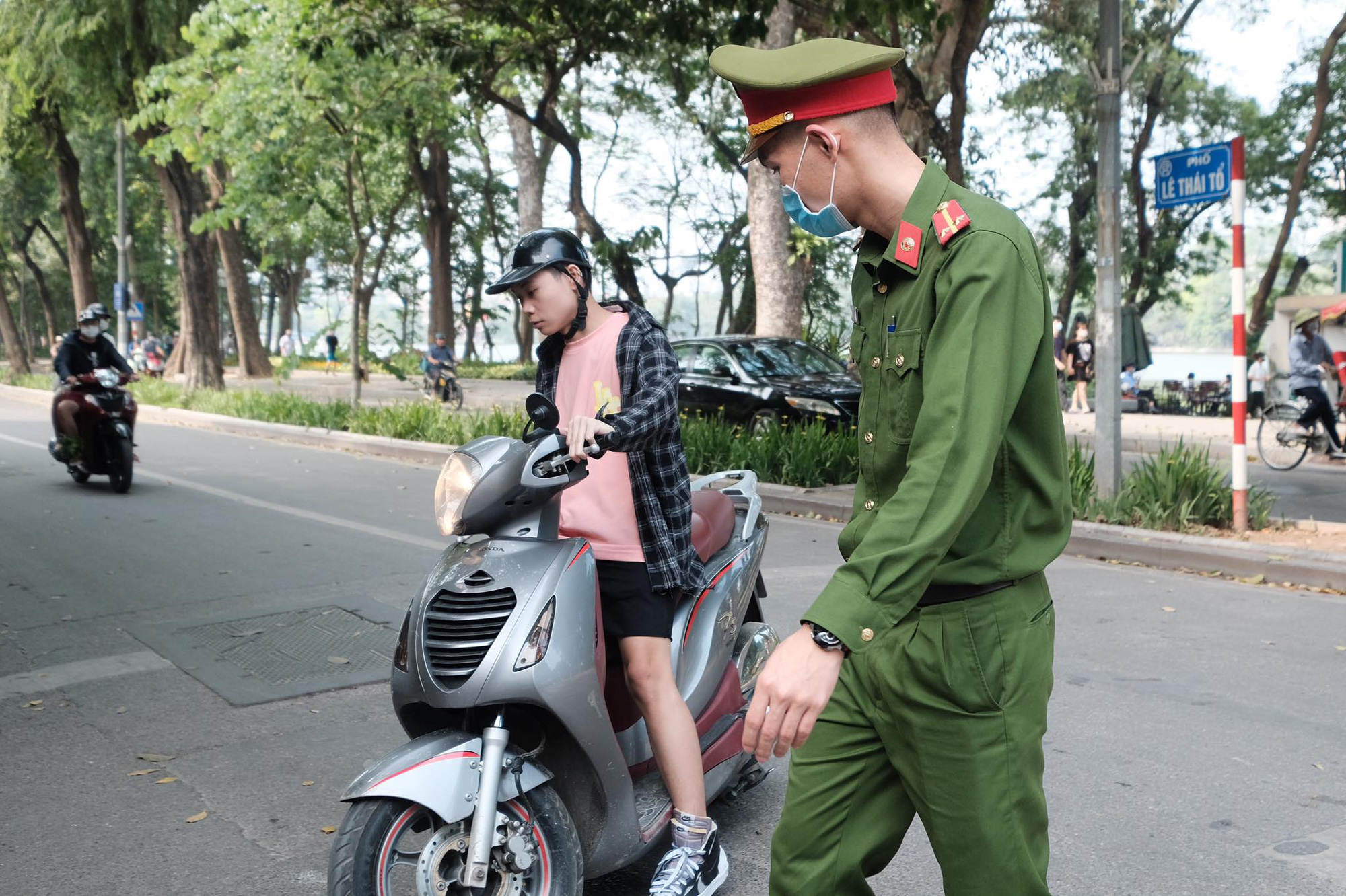 Hanoi police impose $129,700 fines on maskless people since beginning of May