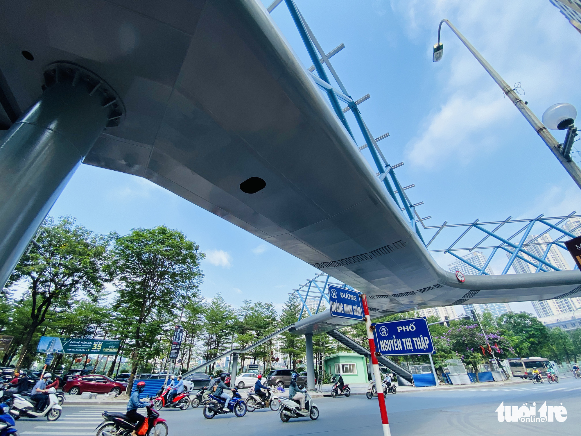 Motorbikes cruise under a new three-way footbridge in Thanh Xuan District, Hanoi. Photo:  Quang The / Tuoi Tre