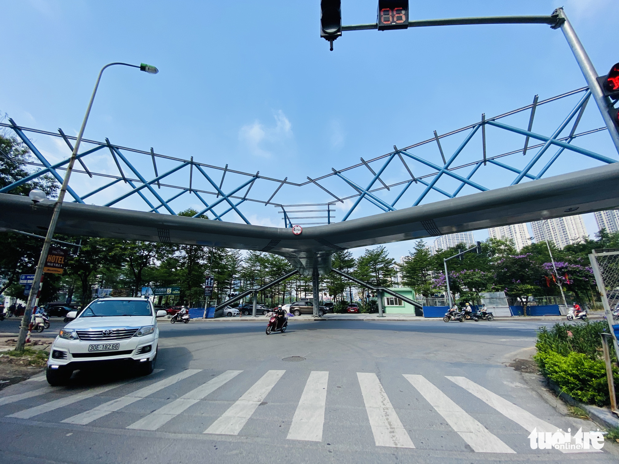 Vehicles cruise under a new three-way footbridge in Thanh Xuan District, Hanoi. Photo:  Quang The / Tuoi Tre