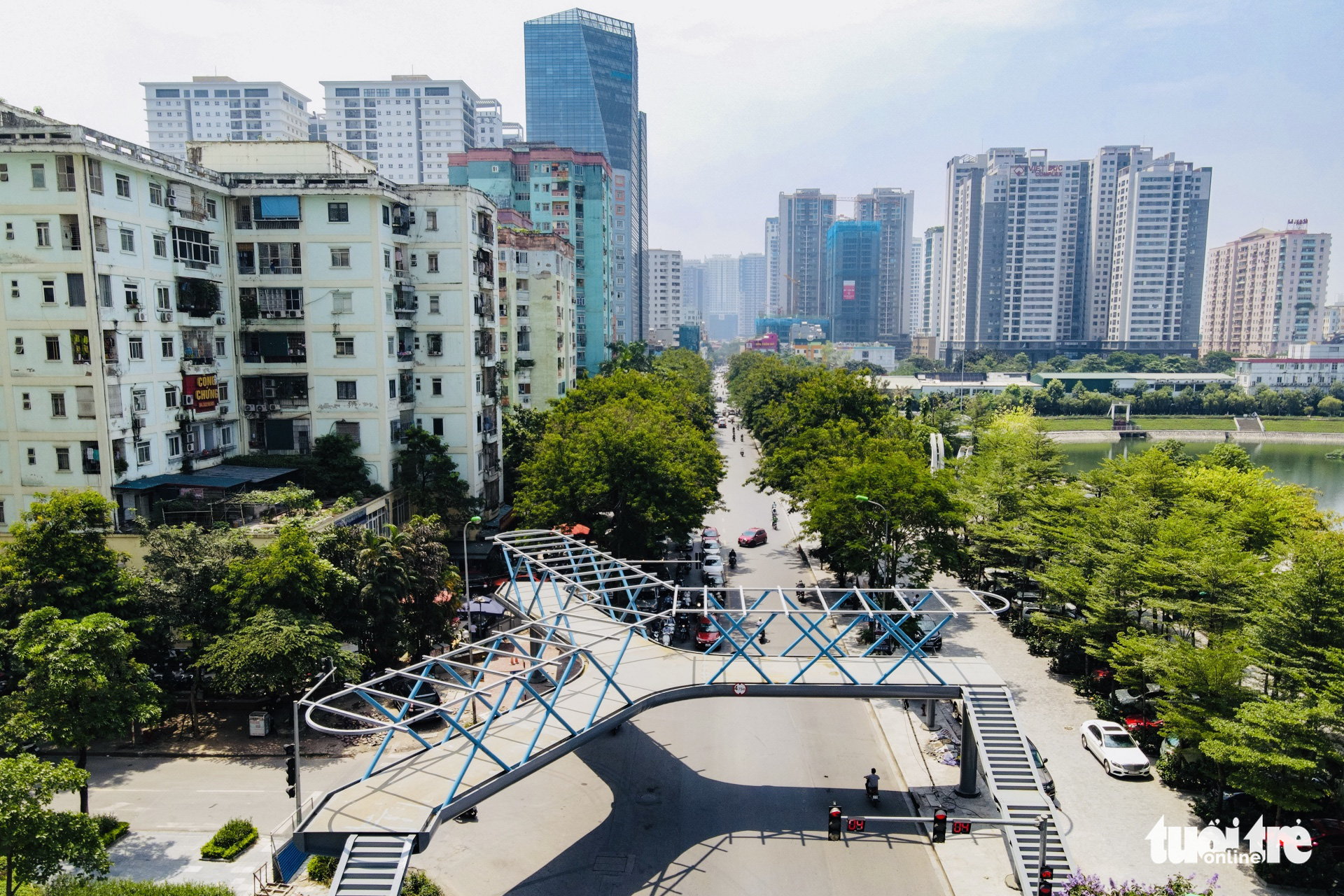 A bird’s eye view of a new three-way footbridge in Thanh Xuan District, Hanoi. Photo: A.D. / Tuoi Tre